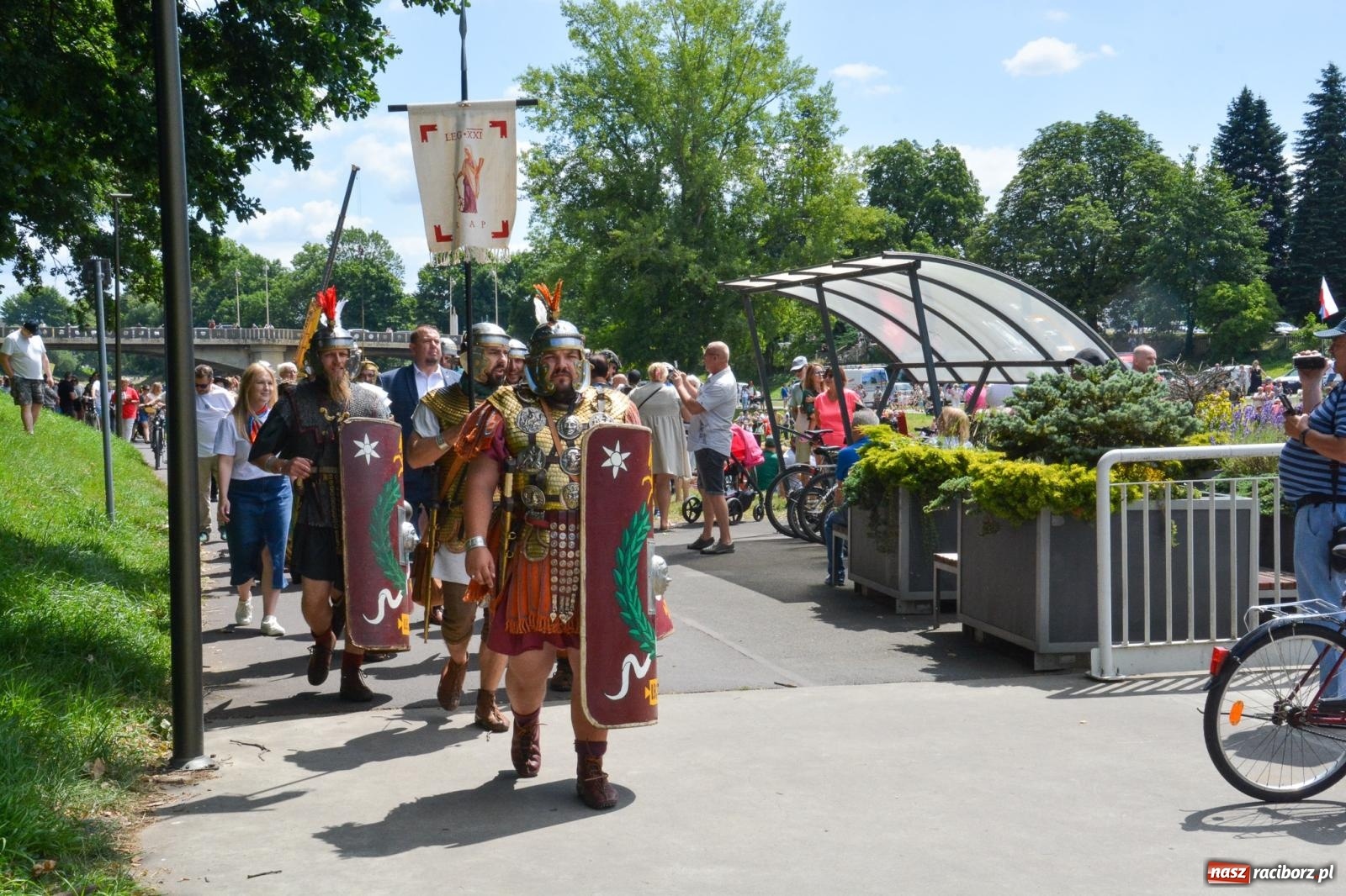Zdjęcie w galerii na portalu naszraciborz.pl: Pływadła 2025 wypłynęły spod raciborskiego zamku. Viadrus i Chrobry symbolami Odry oraz I Misteria Piastorum na zamku wiadomości z regionu