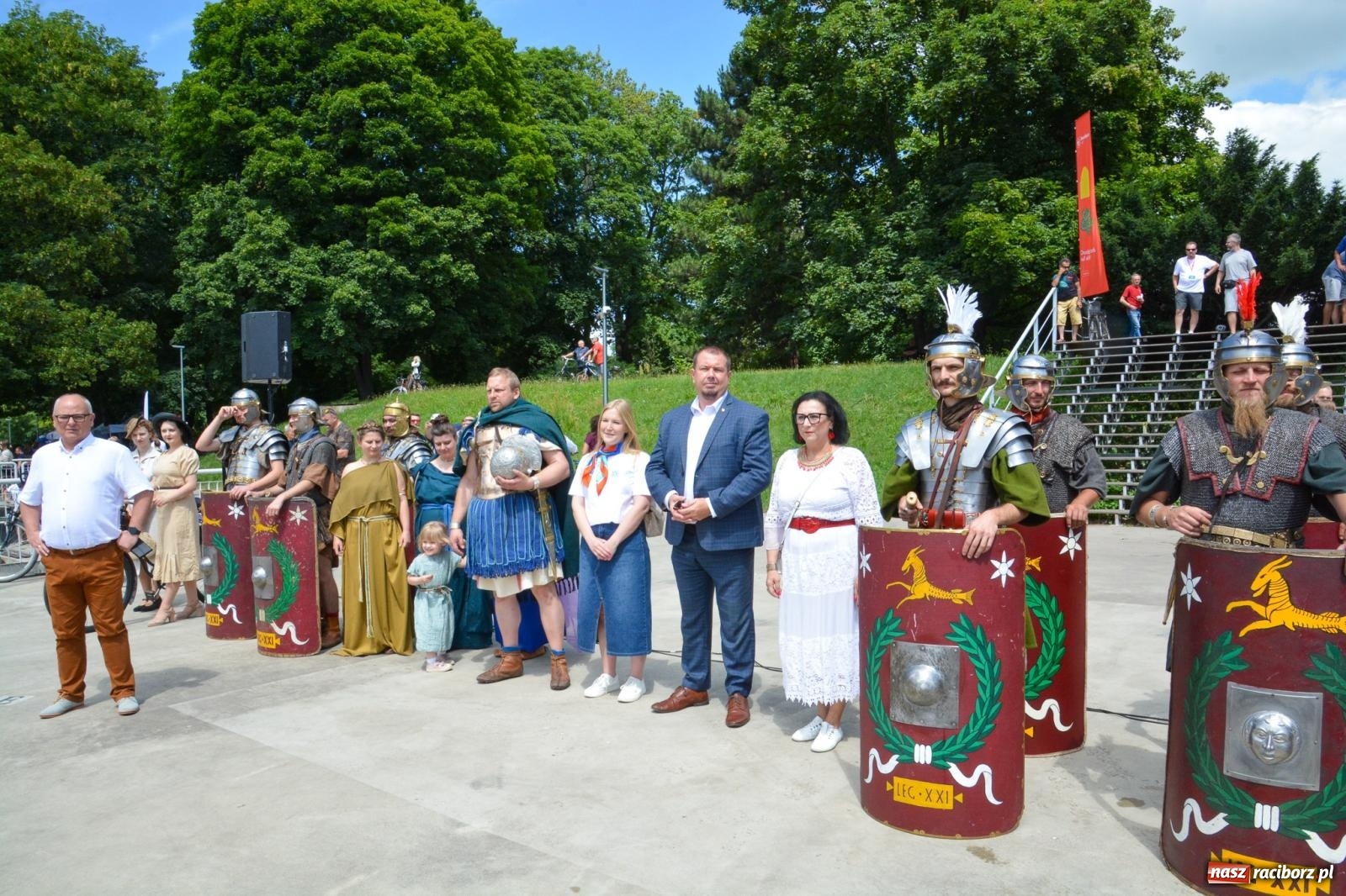 Zdjęcie w galerii na portalu naszraciborz.pl: Pływadła 2025 wypłynęły spod raciborskiego zamku. Viadrus i Chrobry symbolami Odry oraz I Misteria Piastorum na zamku wiadomości z regionu