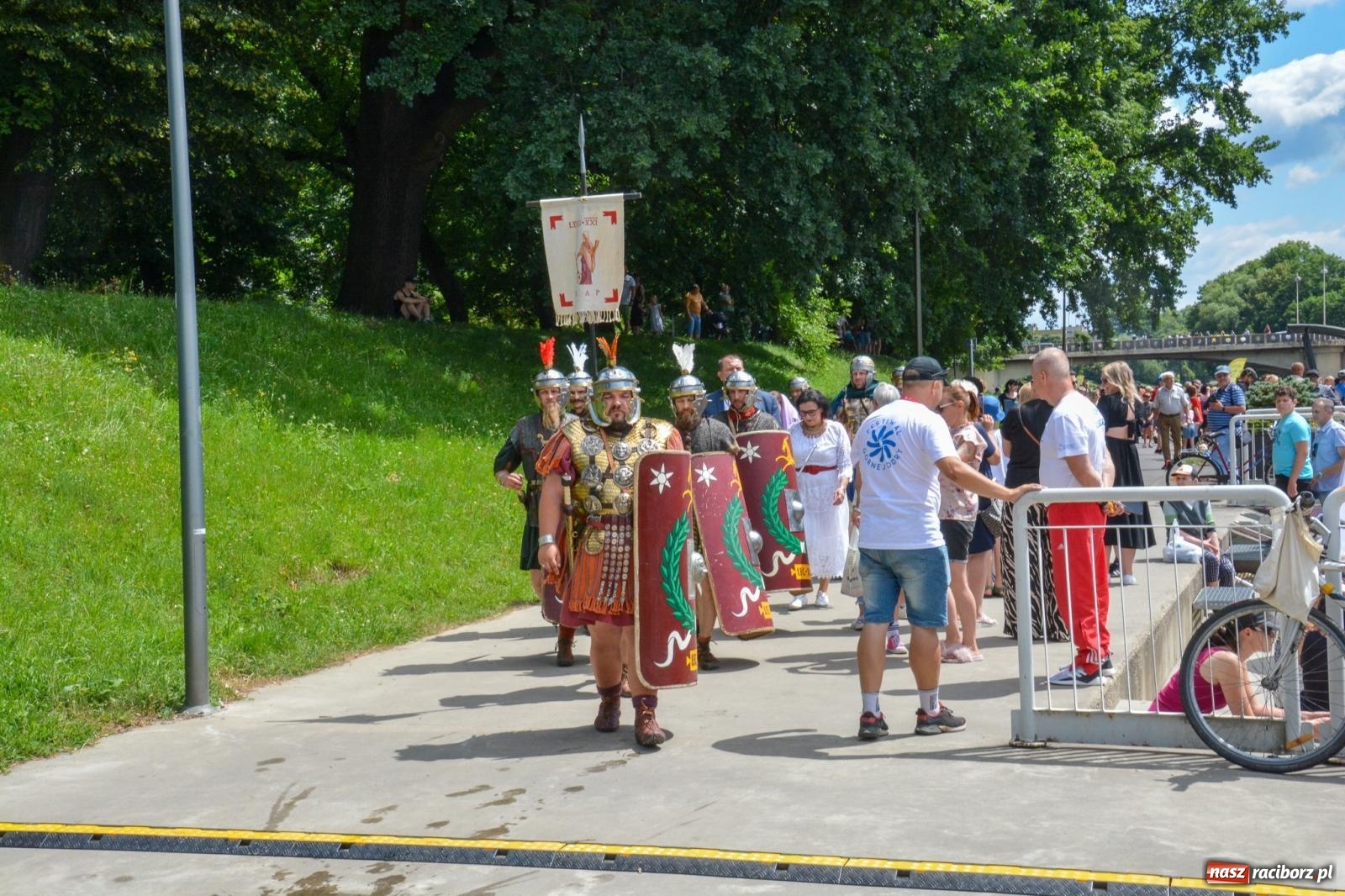 Zdjęcie w galerii na portalu naszraciborz.pl: Pływadła 2025 wypłynęły spod raciborskiego zamku. Viadrus i Chrobry symbolami Odry oraz I Misteria Piastorum na zamku wiadomości z regionu