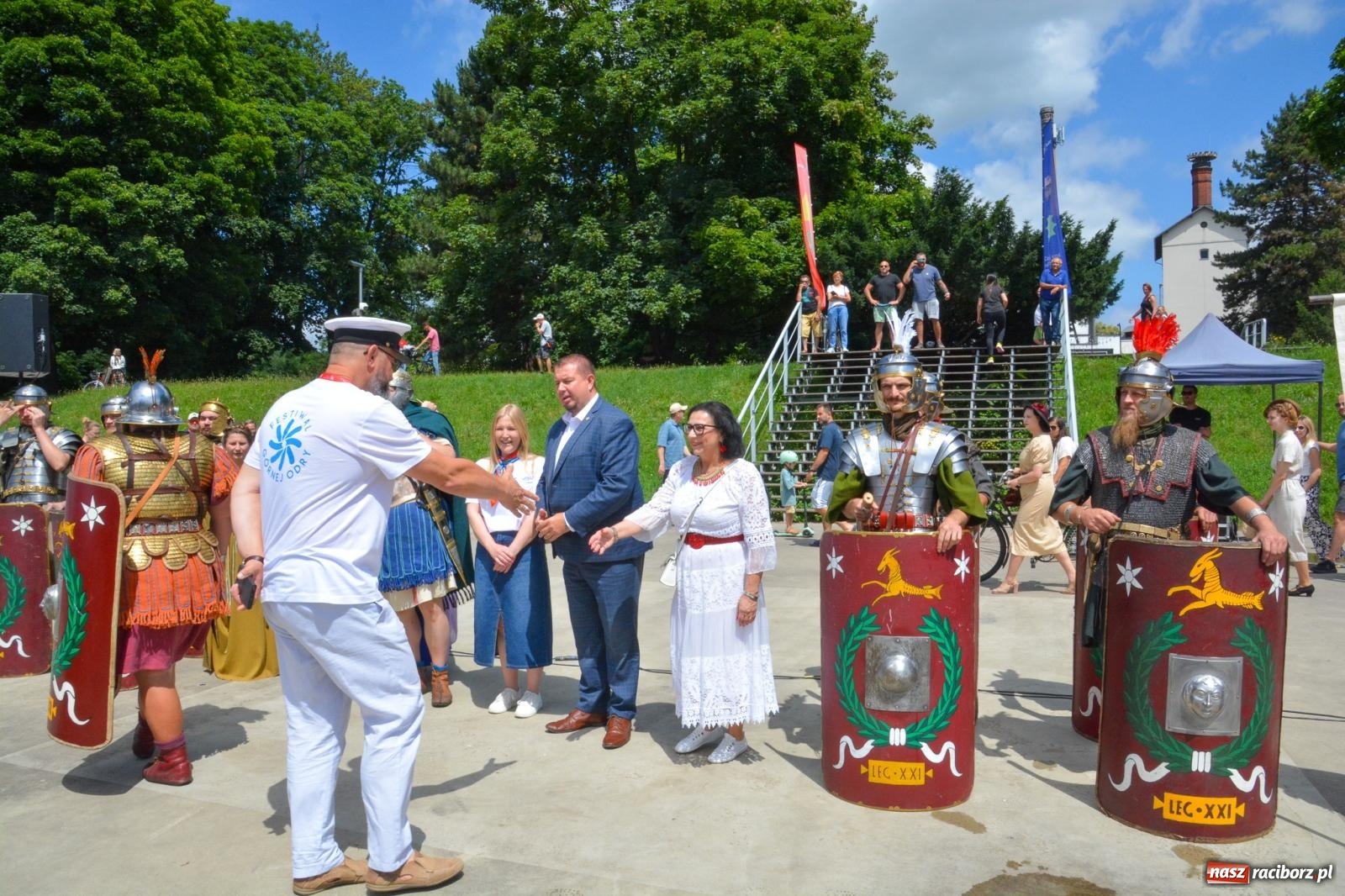 Zdjęcie w galerii na portalu naszraciborz.pl: Pływadła 2025 wypłynęły spod raciborskiego zamku. Viadrus i Chrobry symbolami Odry oraz I Misteria Piastorum na zamku wiadomości z regionu