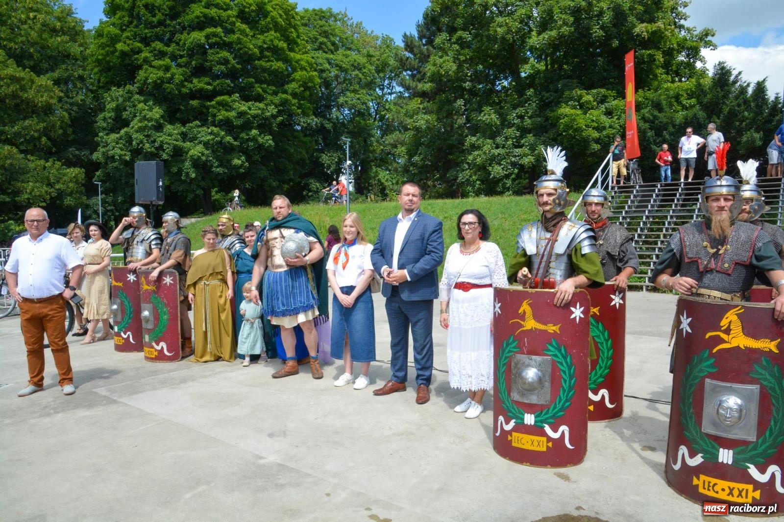 Zdjęcie w galerii na portalu naszraciborz.pl: Pływadła 2025 wypłynęły spod raciborskiego zamku. Viadrus i Chrobry symbolami Odry oraz I Misteria Piastorum na zamku wiadomości z regionu