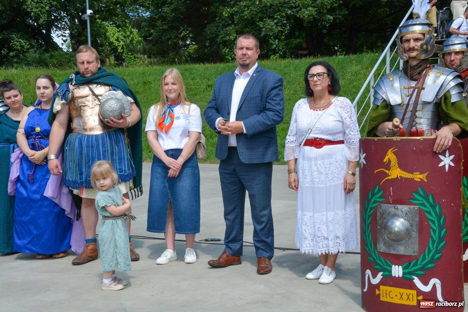 Zdjęcie w galerii na portalu naszraciborz.pl: Pływadła 2025 wypłynęły spod raciborskiego zamku. Viadrus i Chrobry symbolami Odry oraz I Misteria Piastorum na zamku wiadomości z regionu