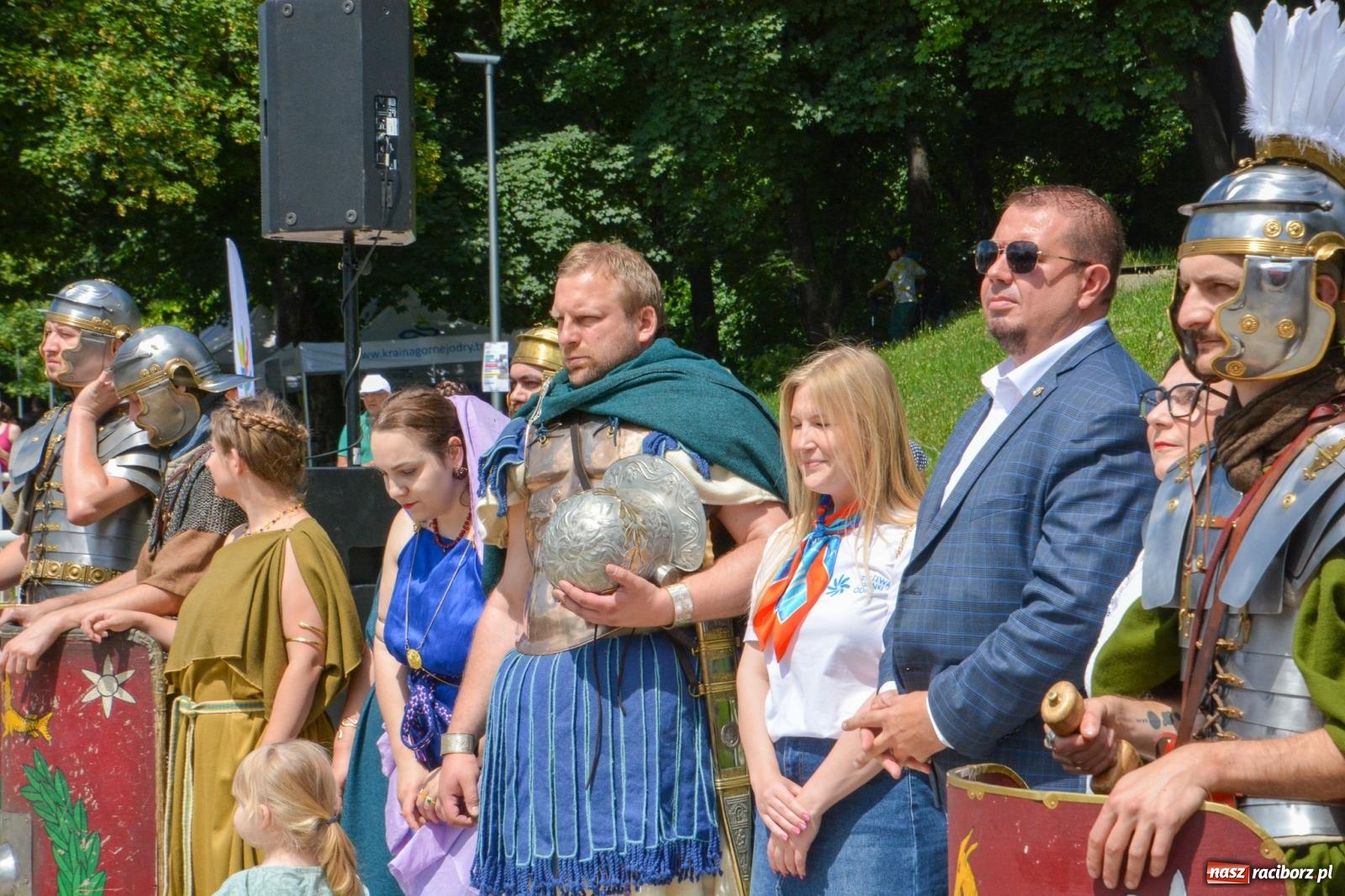 Zdjęcie w galerii na portalu naszraciborz.pl: Pływadła 2025 wypłynęły spod raciborskiego zamku. Viadrus i Chrobry symbolami Odry oraz I Misteria Piastorum na zamku wiadomości z regionu