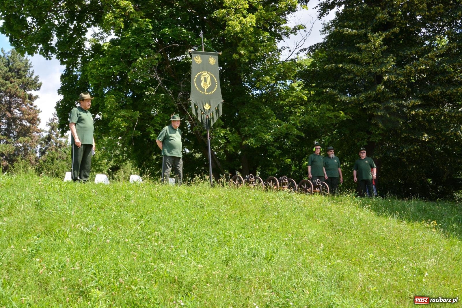 Zdjęcie w galerii na portalu naszraciborz.pl: Pływadła 2025 wypłynęły spod raciborskiego zamku. Viadrus i Chrobry symbolami Odry oraz I Misteria Piastorum na zamku wiadomości z regionu