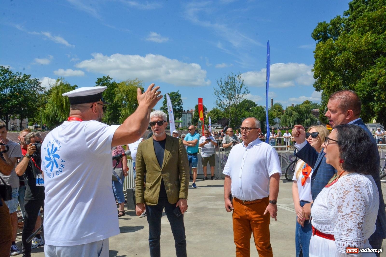 Zdjęcie w galerii na portalu naszraciborz.pl: Pływadła 2025 wypłynęły spod raciborskiego zamku. Viadrus i Chrobry symbolami Odry oraz I Misteria Piastorum na zamku wiadomości z regionu