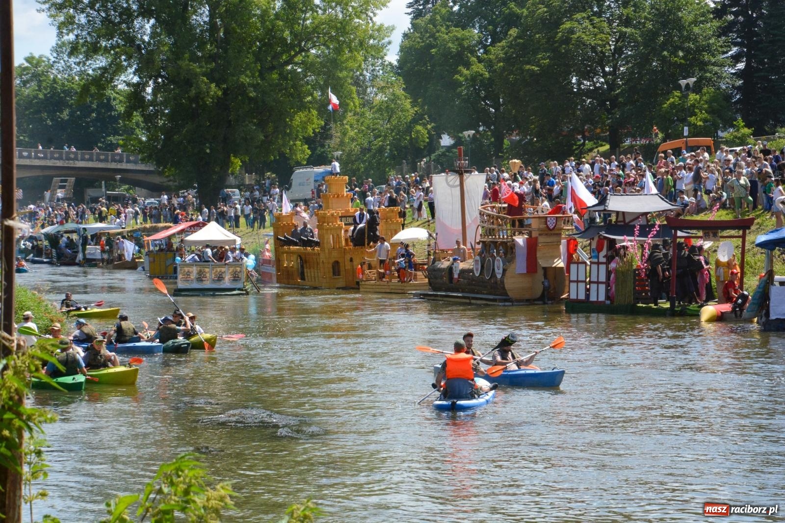 Zdjęcie w galerii na portalu naszraciborz.pl: Pływadła 2025 wypłynęły spod raciborskiego zamku. Viadrus i Chrobry symbolami Odry oraz I Misteria Piastorum na zamku wiadomości z regionu