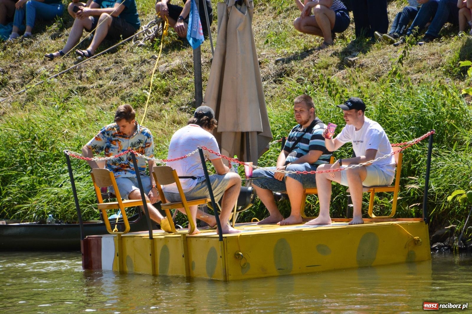Zdjęcie w galerii na portalu naszraciborz.pl: Pływadła 2025 wypłynęły spod raciborskiego zamku. Viadrus i Chrobry symbolami Odry oraz I Misteria Piastorum na zamku wiadomości z regionu