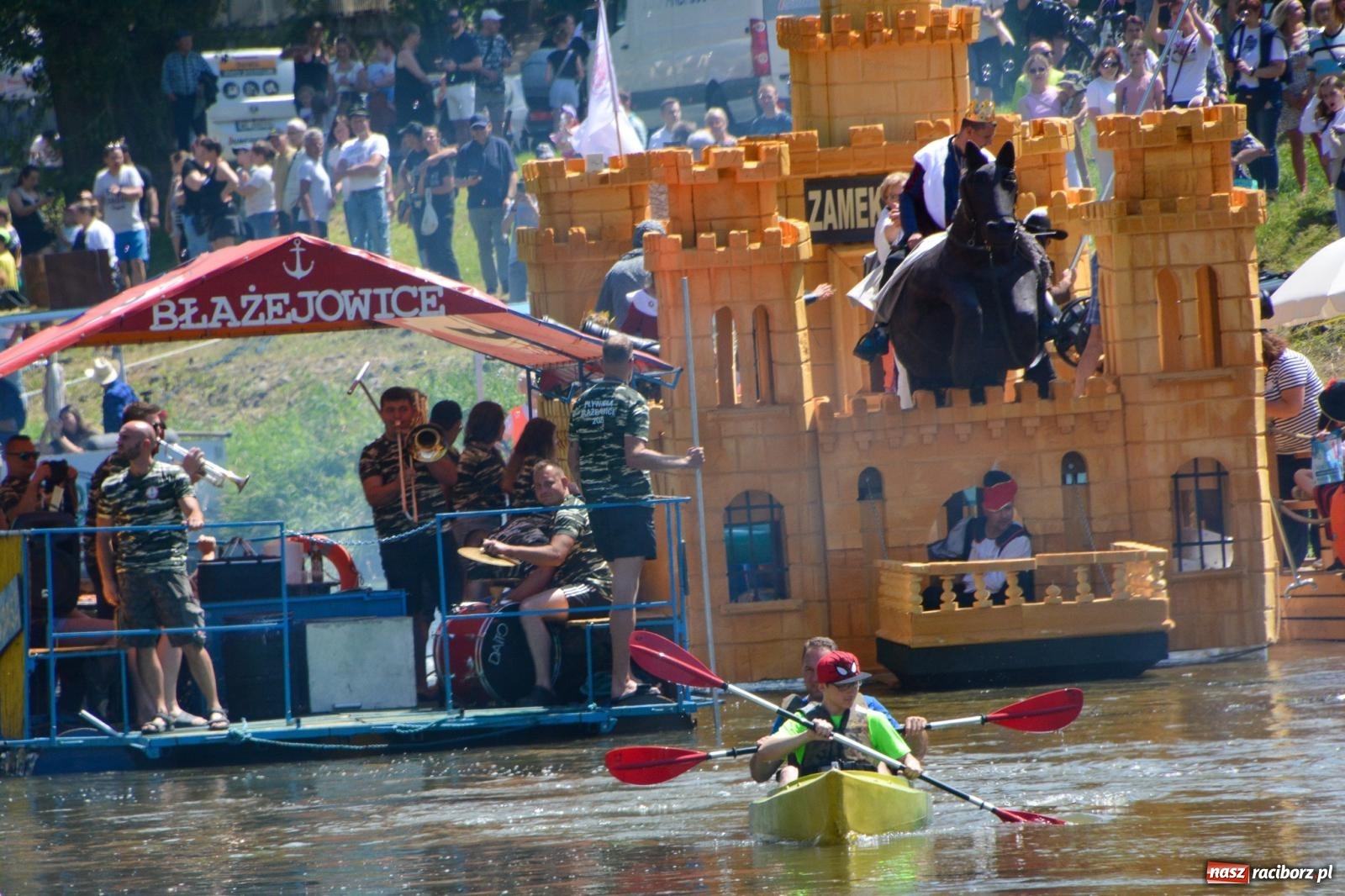 Zdjęcie w galerii na portalu naszraciborz.pl: Pływadła 2025 wypłynęły spod raciborskiego zamku. Viadrus i Chrobry symbolami Odry oraz I Misteria Piastorum na zamku wiadomości z regionu
