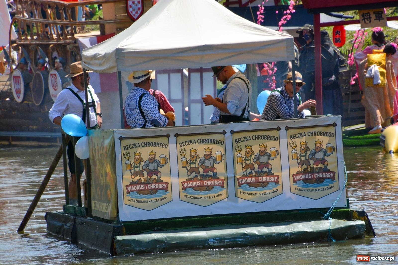Zdjęcie w galerii na portalu naszraciborz.pl: Pływadła 2025 wypłynęły spod raciborskiego zamku. Viadrus i Chrobry symbolami Odry oraz I Misteria Piastorum na zamku wiadomości z regionu