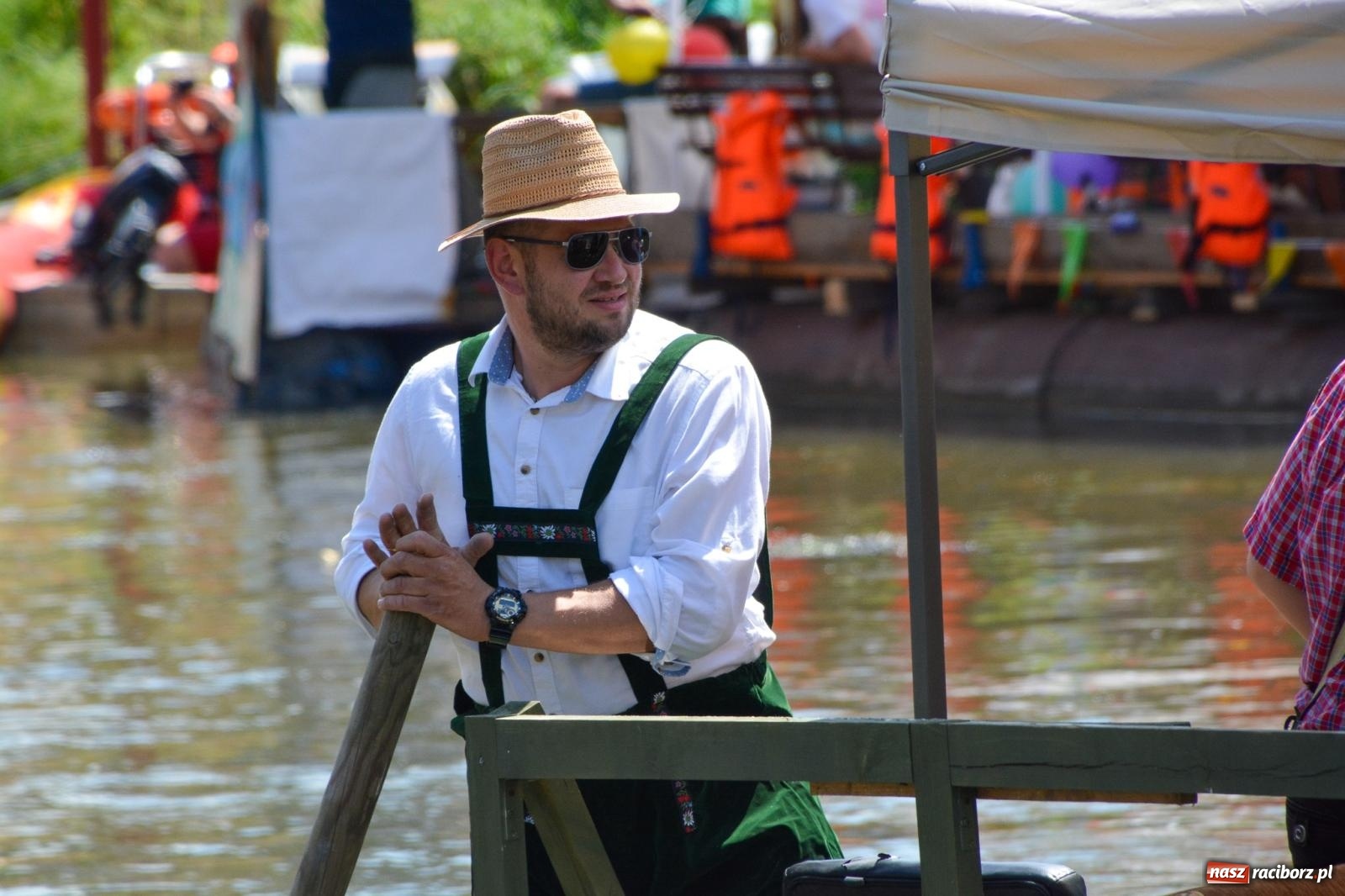 Zdjęcie w galerii na portalu naszraciborz.pl: Pływadła 2025 wypłynęły spod raciborskiego zamku. Viadrus i Chrobry symbolami Odry oraz I Misteria Piastorum na zamku wiadomości z regionu
