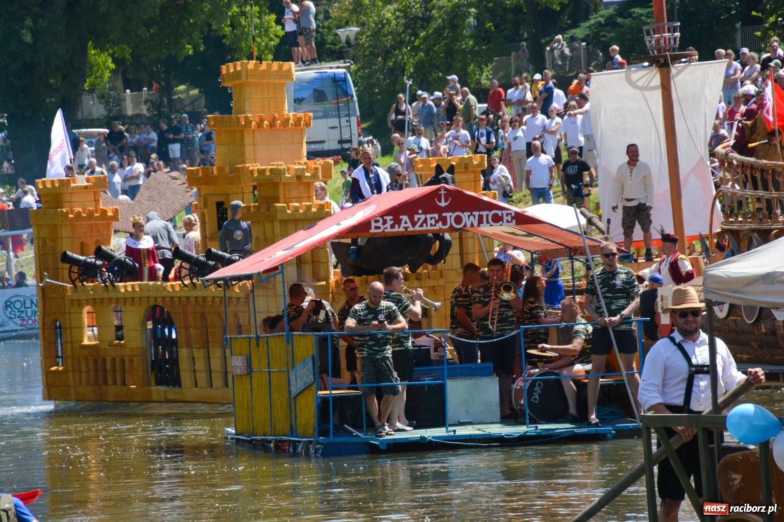 Zdjęcie w galerii na portalu naszraciborz.pl: Pływadła 2025 wypłynęły spod raciborskiego zamku. Viadrus i Chrobry symbolami Odry oraz I Misteria Piastorum na zamku wiadomości z regionu