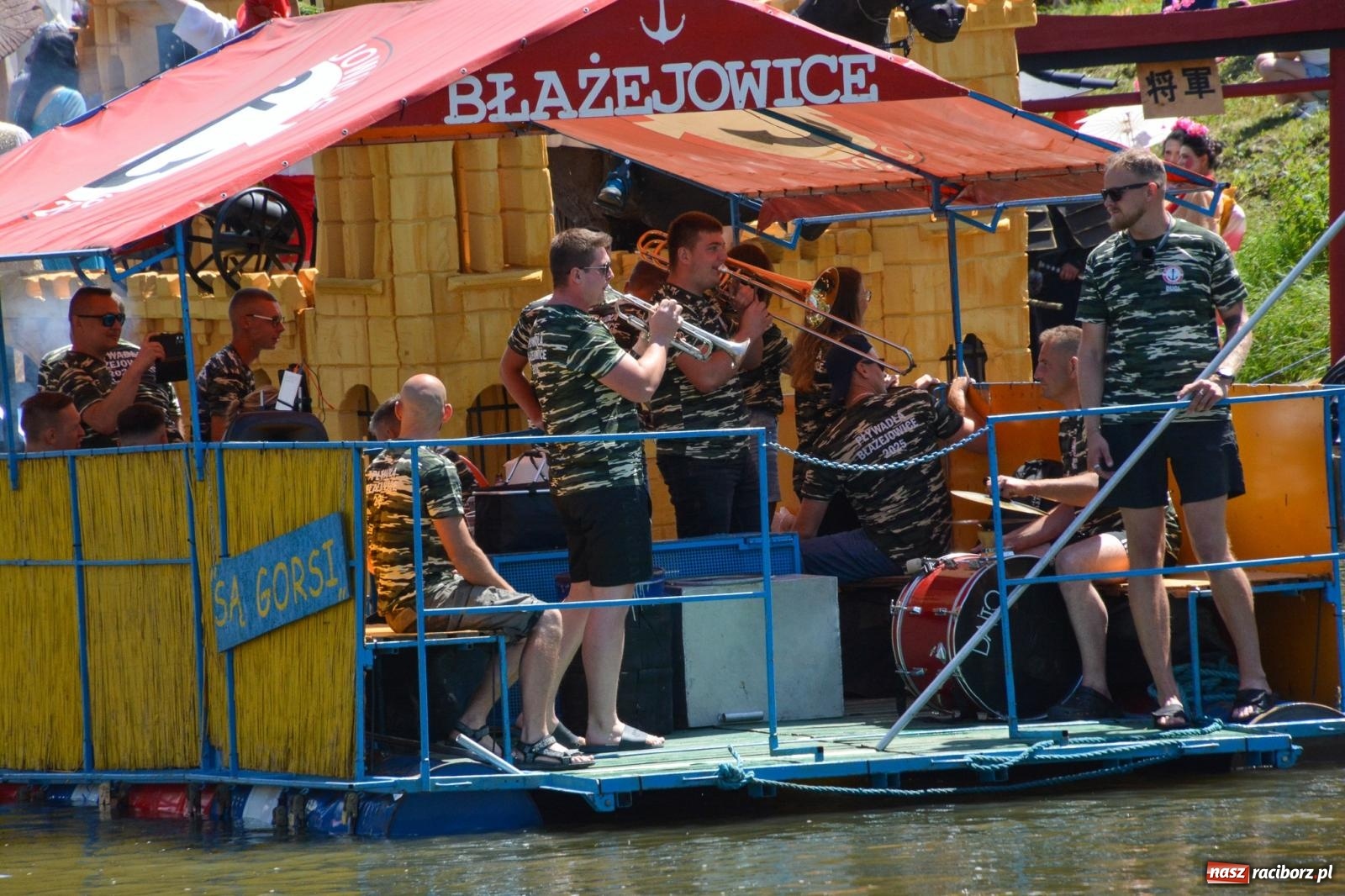 Zdjęcie w galerii na portalu naszraciborz.pl: Pływadła 2025 wypłynęły spod raciborskiego zamku. Viadrus i Chrobry symbolami Odry oraz I Misteria Piastorum na zamku wiadomości z regionu