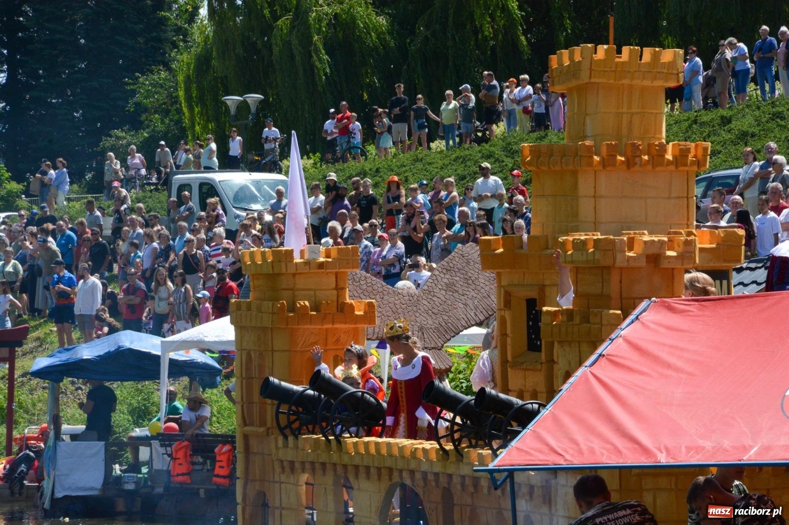 Zdjęcie w galerii na portalu naszraciborz.pl: Pływadła 2025 wypłynęły spod raciborskiego zamku. Viadrus i Chrobry symbolami Odry oraz I Misteria Piastorum na zamku wiadomości z regionu