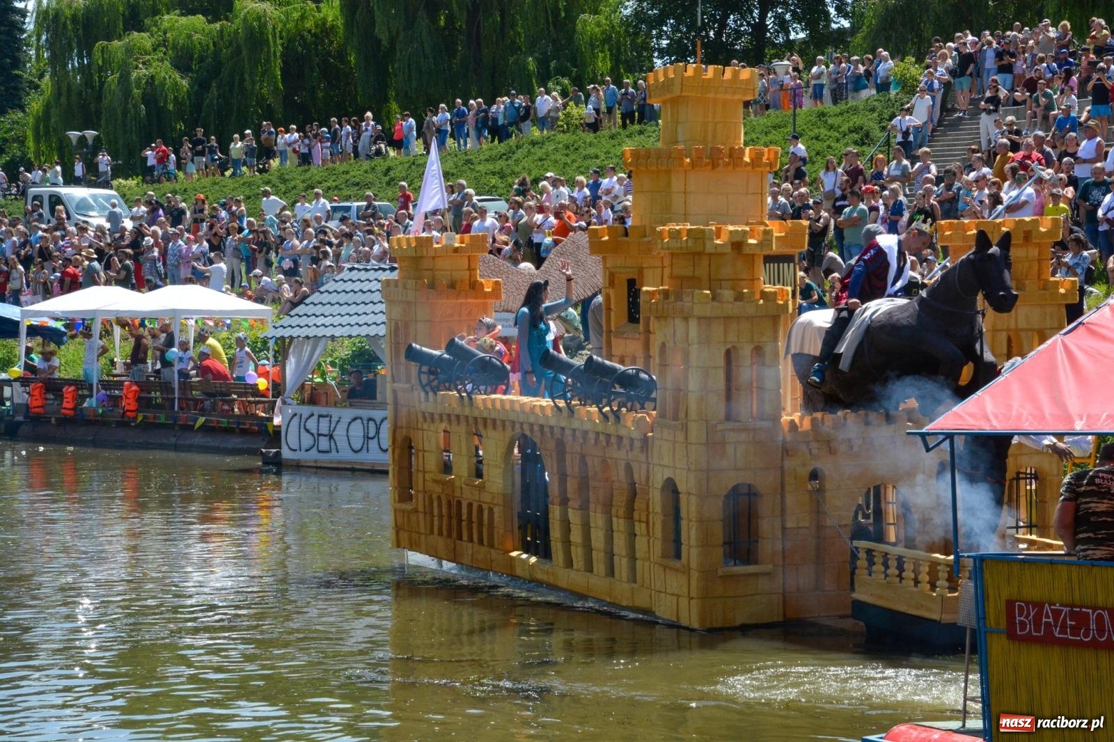 Zdjęcie w galerii na portalu naszraciborz.pl: Pływadła 2025 wypłynęły spod raciborskiego zamku. Viadrus i Chrobry symbolami Odry oraz I Misteria Piastorum na zamku wiadomości z regionu