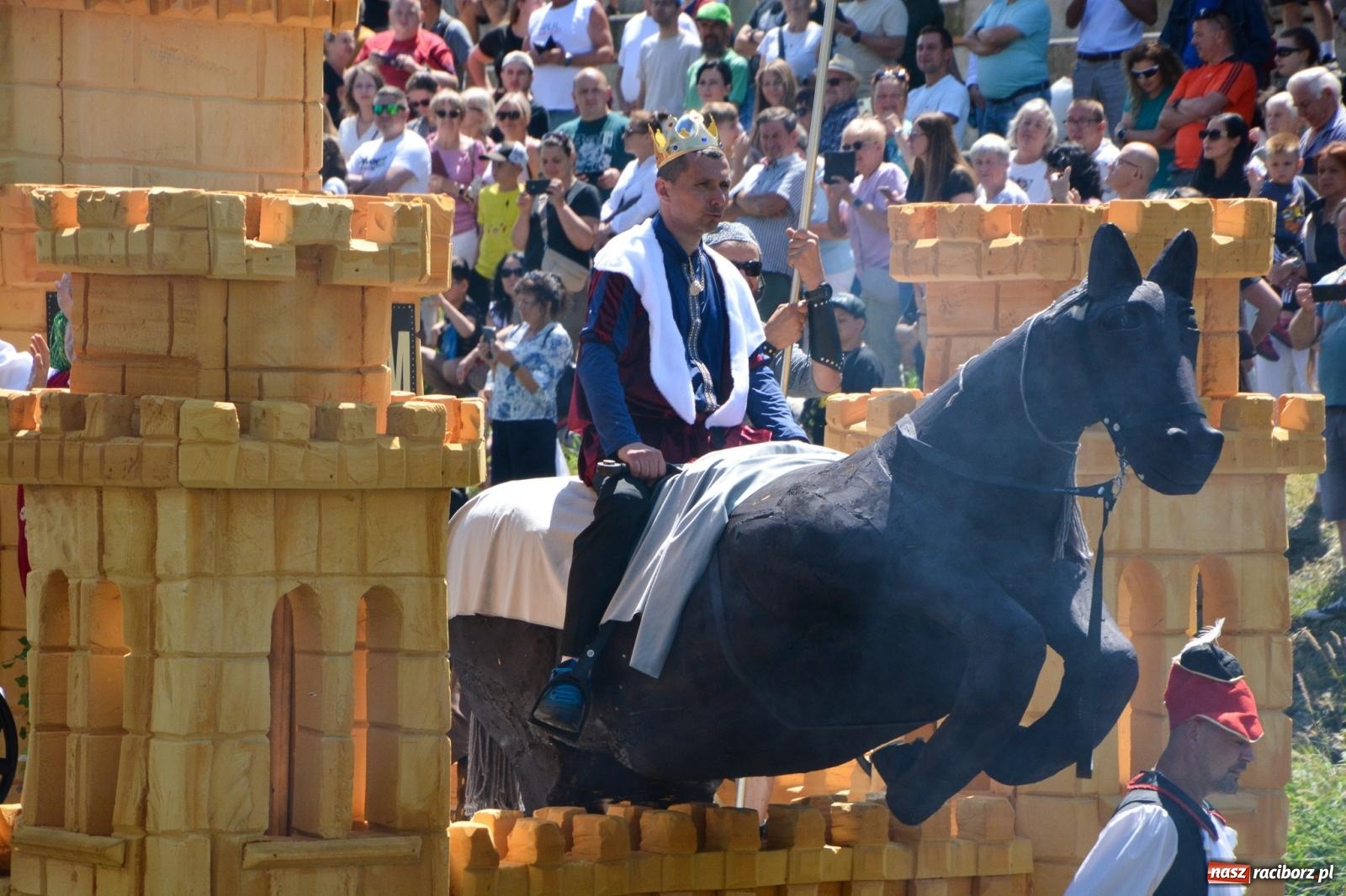 Zdjęcie w galerii na portalu naszraciborz.pl: Pływadła 2025 wypłynęły spod raciborskiego zamku. Viadrus i Chrobry symbolami Odry oraz I Misteria Piastorum na zamku wiadomości z regionu