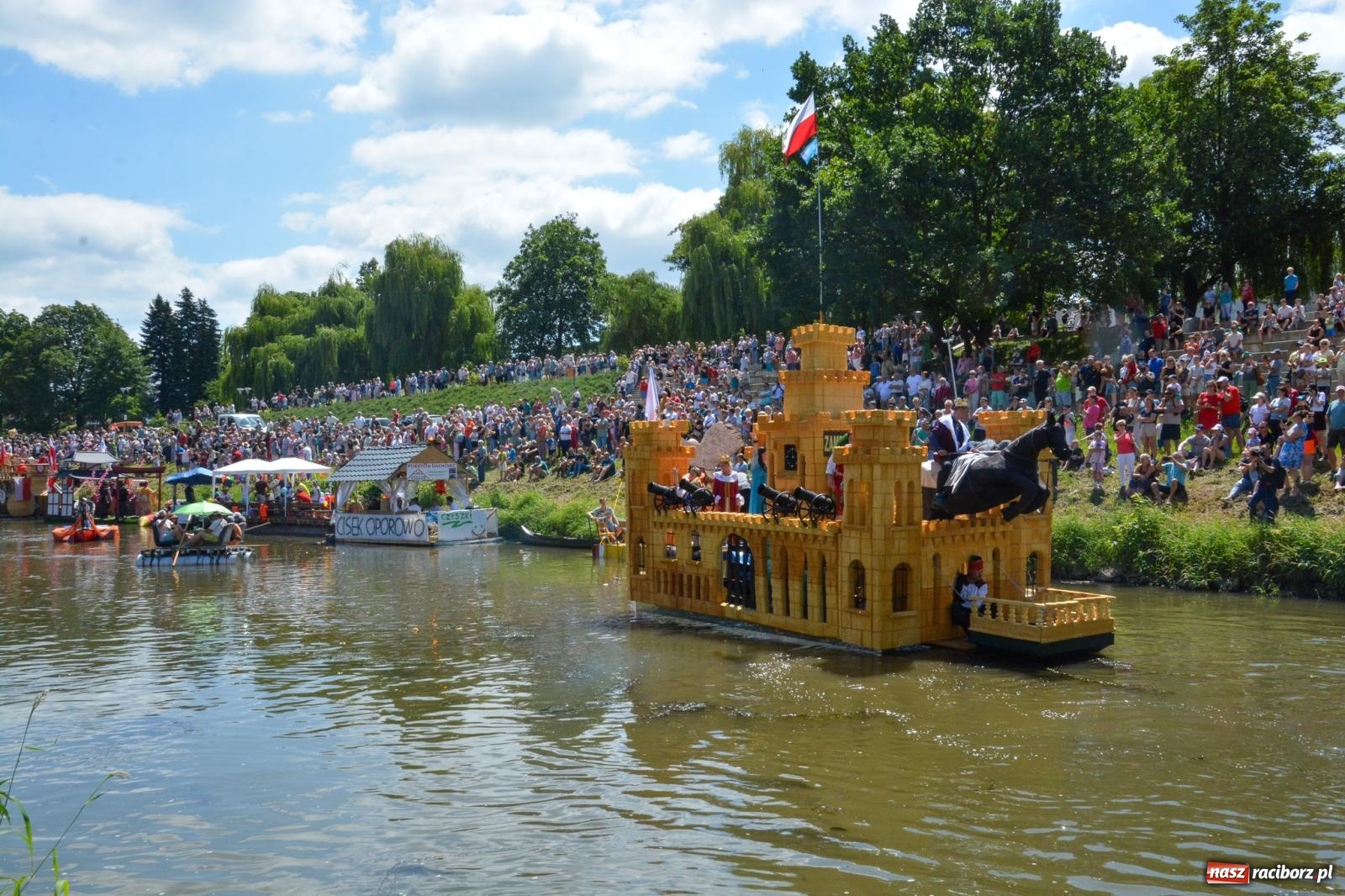 Zdjęcie w galerii na portalu naszraciborz.pl: Pływadła 2025 wypłynęły spod raciborskiego zamku. Viadrus i Chrobry symbolami Odry oraz I Misteria Piastorum na zamku wiadomości z regionu
