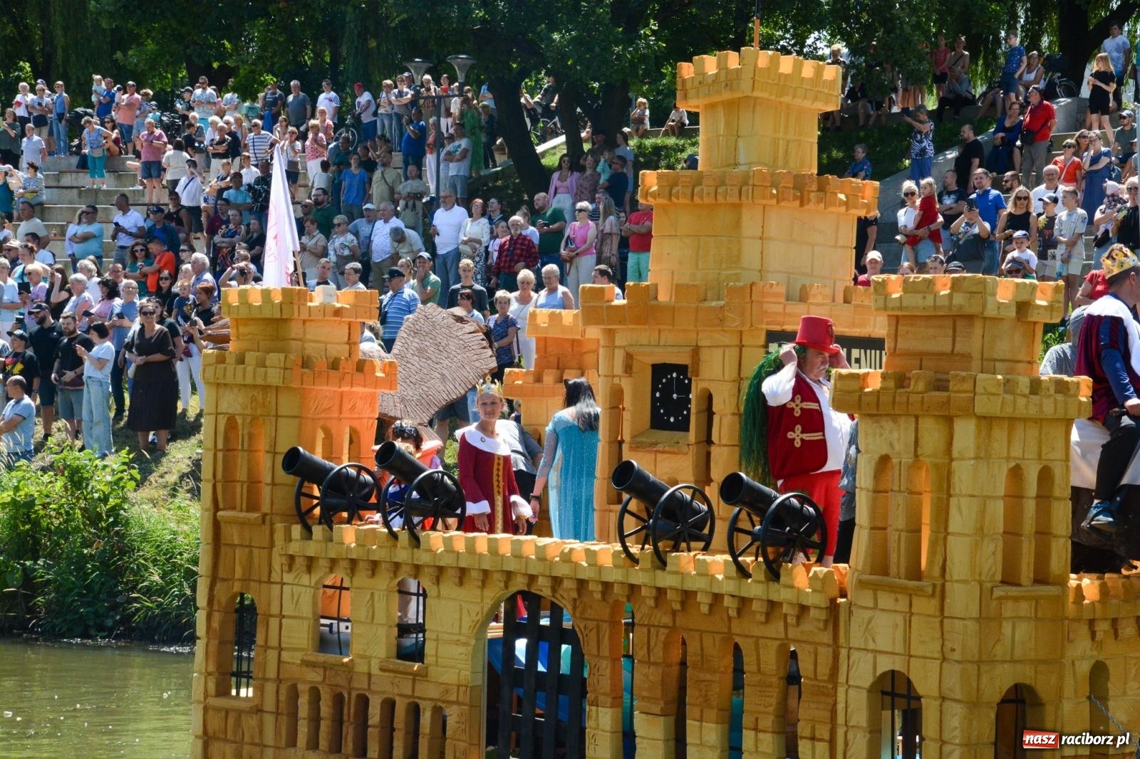 Zdjęcie w galerii na portalu naszraciborz.pl: Pływadła 2025 wypłynęły spod raciborskiego zamku. Viadrus i Chrobry symbolami Odry oraz I Misteria Piastorum na zamku wiadomości z regionu