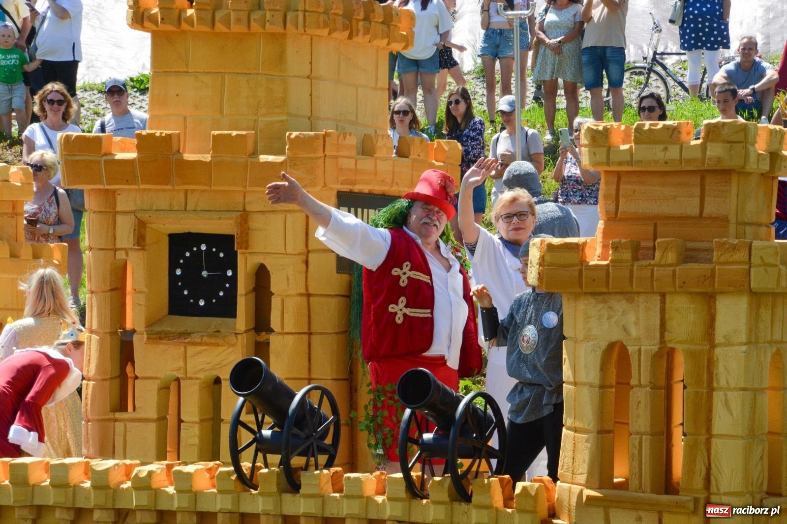 Zdjęcie w galerii na portalu naszraciborz.pl: Pływadła 2025 wypłynęły spod raciborskiego zamku. Viadrus i Chrobry symbolami Odry oraz I Misteria Piastorum na zamku wiadomości z regionu