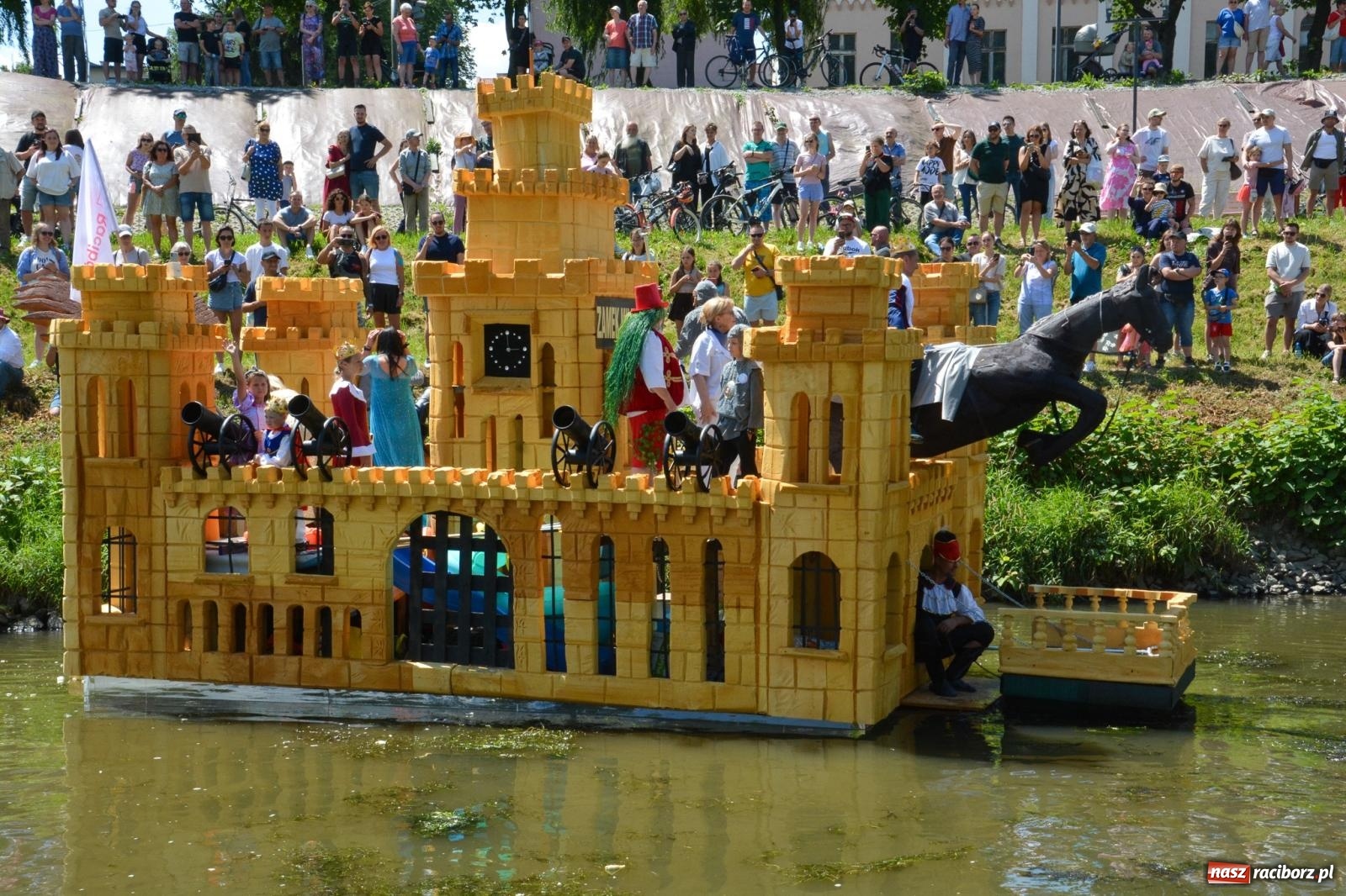 Zdjęcie w galerii na portalu naszraciborz.pl: Pływadła 2025 wypłynęły spod raciborskiego zamku. Viadrus i Chrobry symbolami Odry oraz I Misteria Piastorum na zamku wiadomości z regionu