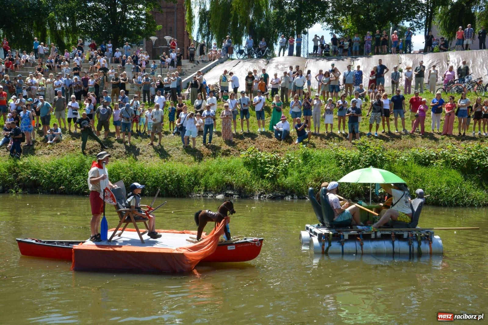 Zdjęcie w galerii na portalu naszraciborz.pl: Pływadła 2025 wypłynęły spod raciborskiego zamku. Viadrus i Chrobry symbolami Odry oraz I Misteria Piastorum na zamku wiadomości z regionu
