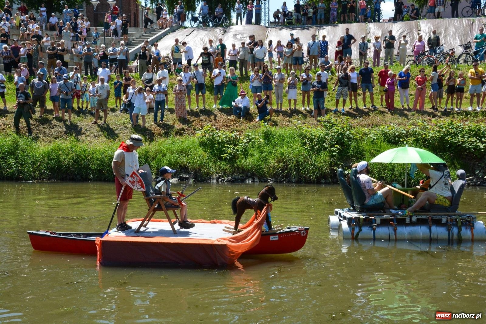 Zdjęcie w galerii na portalu naszraciborz.pl: Pływadła 2025 wypłynęły spod raciborskiego zamku. Viadrus i Chrobry symbolami Odry oraz I Misteria Piastorum na zamku wiadomości z regionu