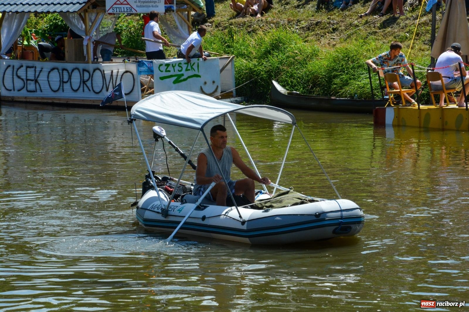 Zdjęcie w galerii na portalu naszraciborz.pl: Pływadła 2025 wypłynęły spod raciborskiego zamku. Viadrus i Chrobry symbolami Odry oraz I Misteria Piastorum na zamku wiadomości z regionu