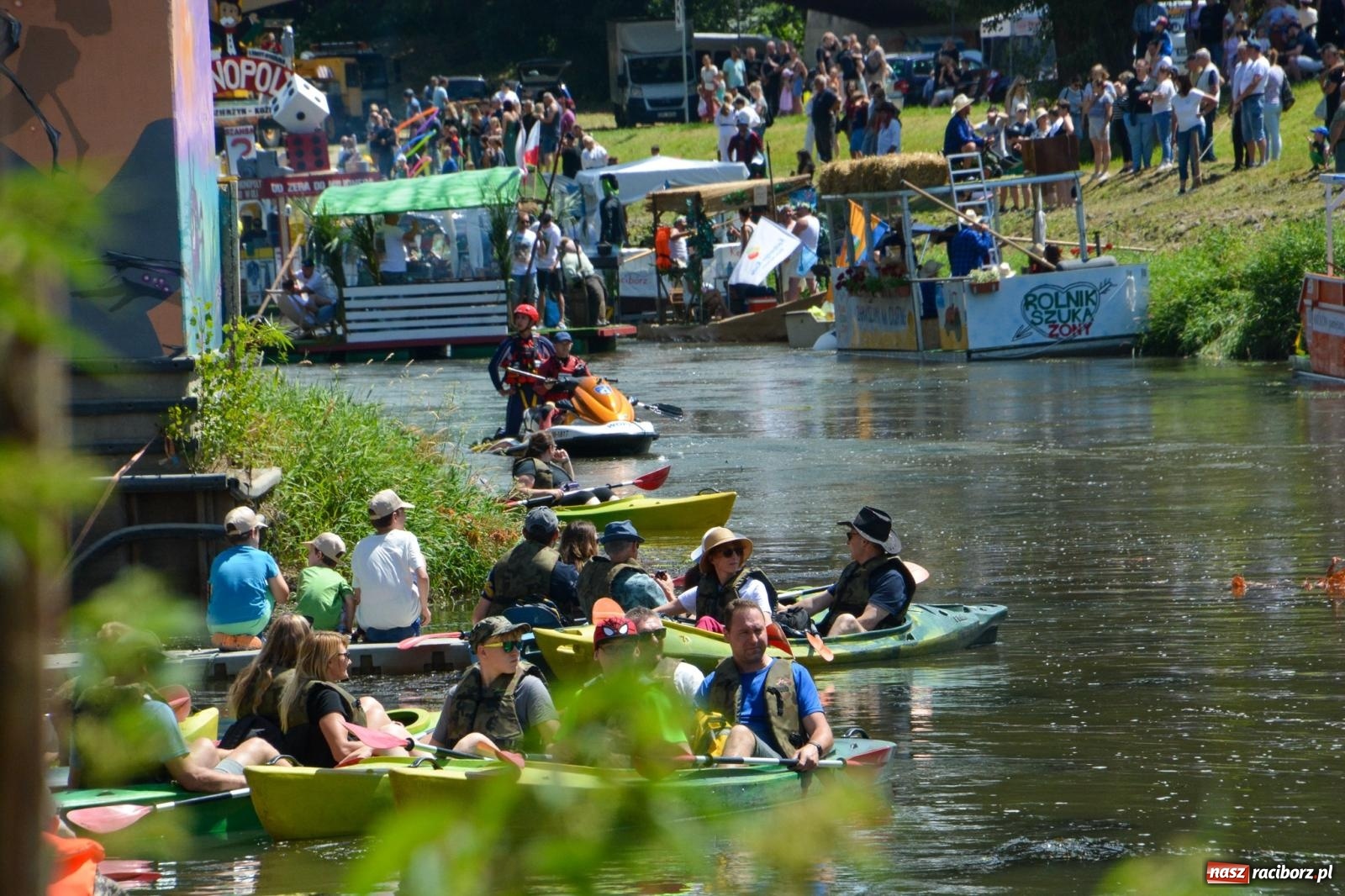 Zdjęcie w galerii na portalu naszraciborz.pl: Pływadła 2025 wypłynęły spod raciborskiego zamku. Viadrus i Chrobry symbolami Odry oraz I Misteria Piastorum na zamku wiadomości z regionu