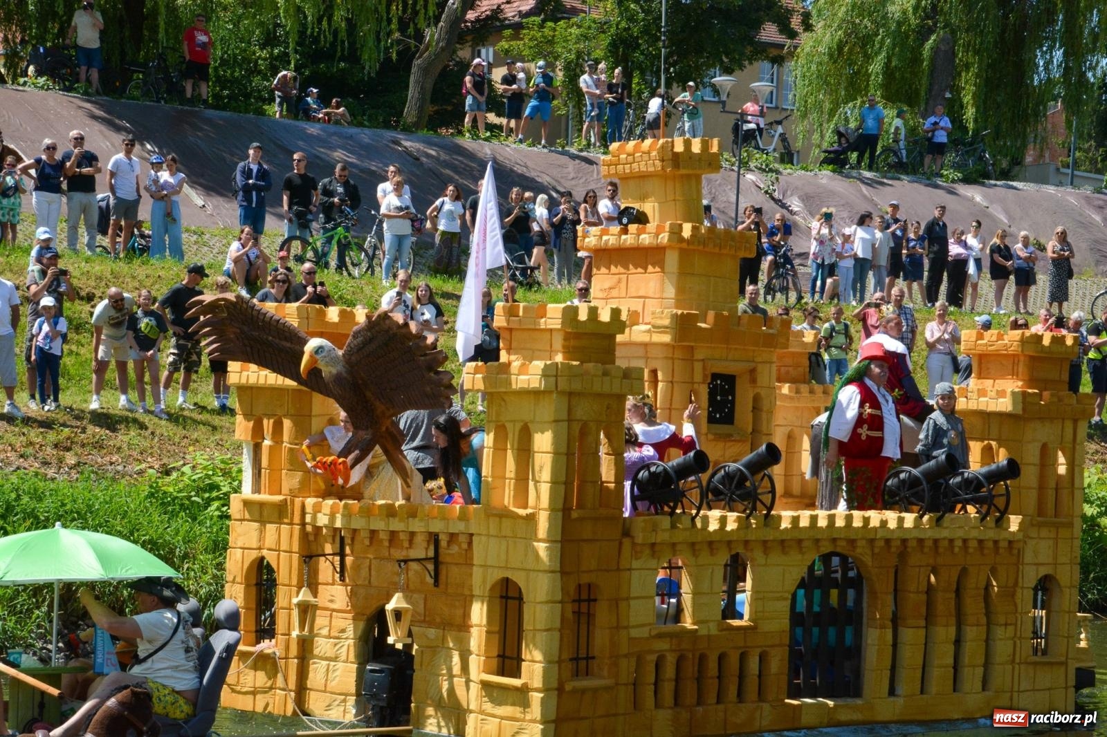 Zdjęcie w galerii na portalu naszraciborz.pl: Pływadła 2025 wypłynęły spod raciborskiego zamku. Viadrus i Chrobry symbolami Odry oraz I Misteria Piastorum na zamku wiadomości z regionu