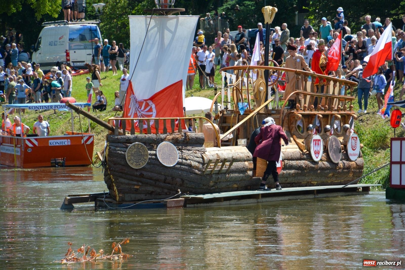 Zdjęcie w galerii na portalu naszraciborz.pl: Pływadła 2025 wypłynęły spod raciborskiego zamku. Viadrus i Chrobry symbolami Odry oraz I Misteria Piastorum na zamku wiadomości z regionu