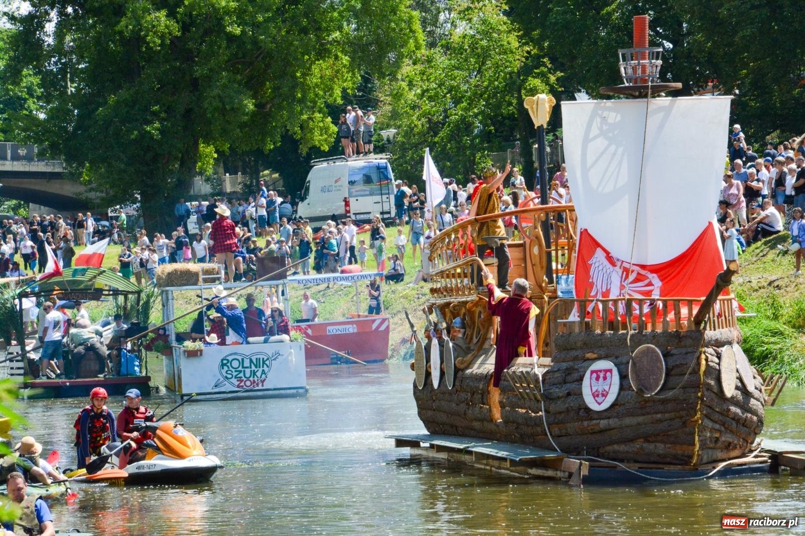 Zdjęcie w galerii na portalu naszraciborz.pl: Pływadła 2025 wypłynęły spod raciborskiego zamku. Viadrus i Chrobry symbolami Odry oraz I Misteria Piastorum na zamku wiadomości z regionu