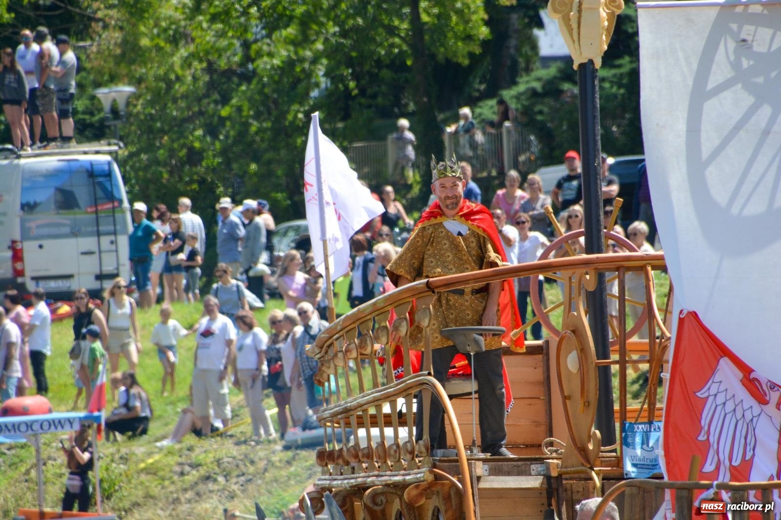 Zdjęcie w galerii na portalu naszraciborz.pl: Pływadła 2025 wypłynęły spod raciborskiego zamku. Viadrus i Chrobry symbolami Odry oraz I Misteria Piastorum na zamku wiadomości z regionu