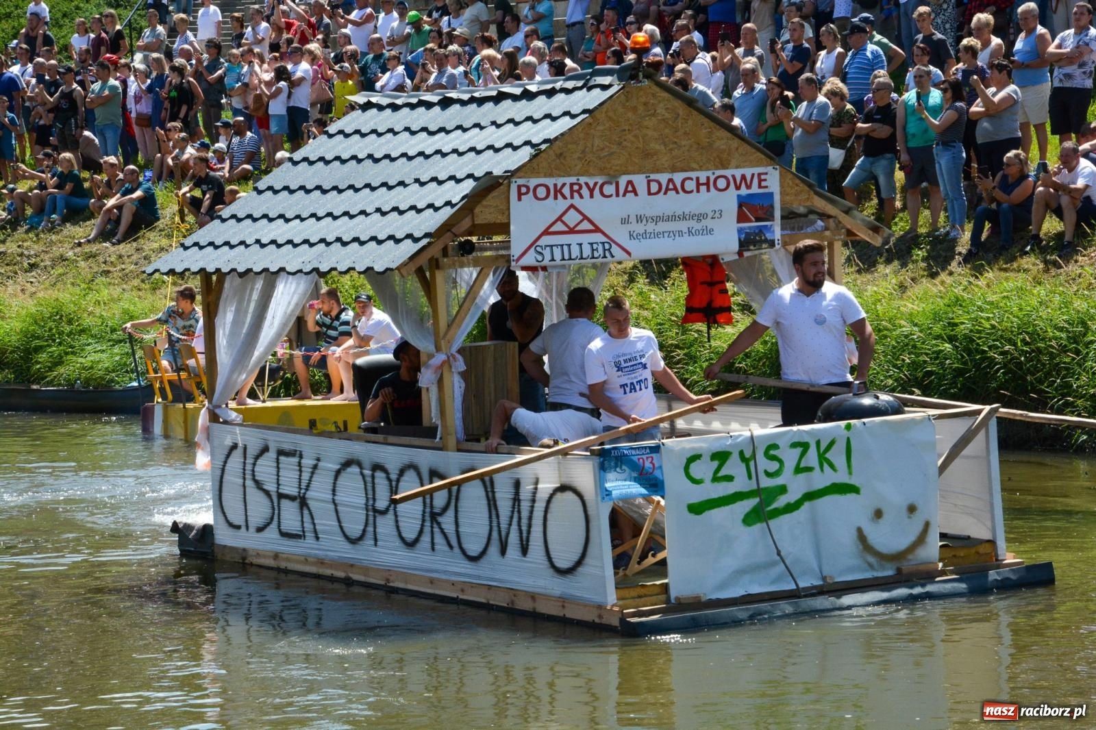 Zdjęcie w galerii na portalu naszraciborz.pl: Pływadła 2025 wypłynęły spod raciborskiego zamku. Viadrus i Chrobry symbolami Odry oraz I Misteria Piastorum na zamku wiadomości z regionu