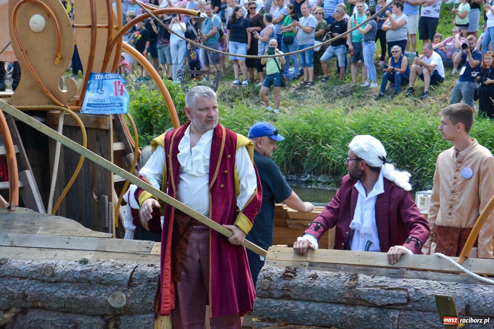 Zdjęcie w galerii na portalu naszraciborz.pl: Pływadła 2025 wypłynęły spod raciborskiego zamku. Viadrus i Chrobry symbolami Odry oraz I Misteria Piastorum na zamku wiadomości z regionu
