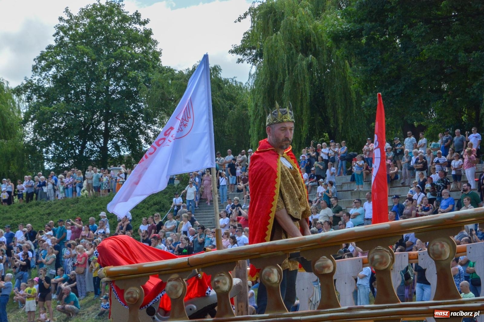 Zdjęcie w galerii na portalu naszraciborz.pl: Pływadła 2025 wypłynęły spod raciborskiego zamku. Viadrus i Chrobry symbolami Odry oraz I Misteria Piastorum na zamku wiadomości z regionu