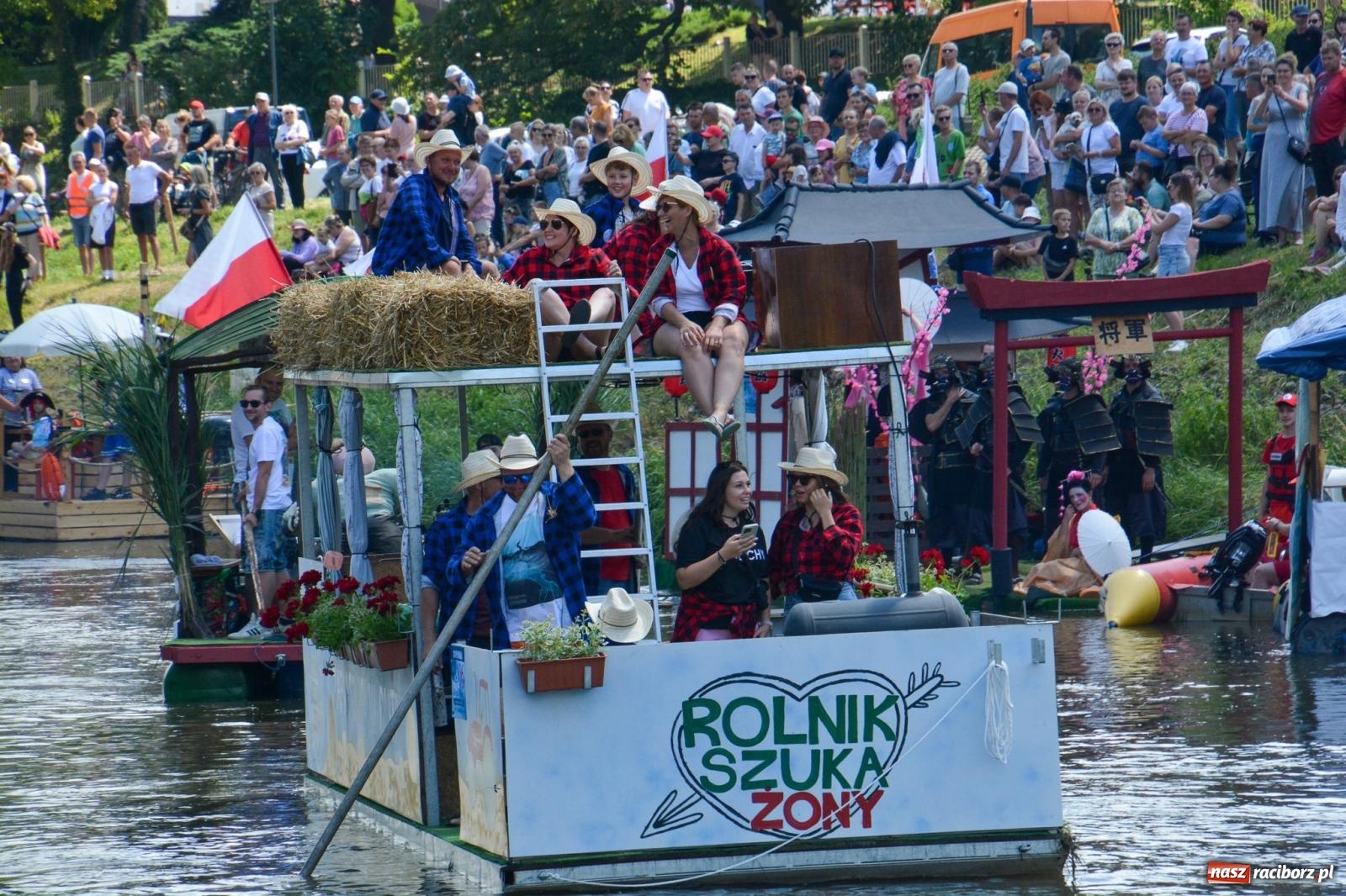 Zdjęcie w galerii na portalu naszraciborz.pl: Pływadła 2025 wypłynęły spod raciborskiego zamku. Viadrus i Chrobry symbolami Odry oraz I Misteria Piastorum na zamku wiadomości z regionu