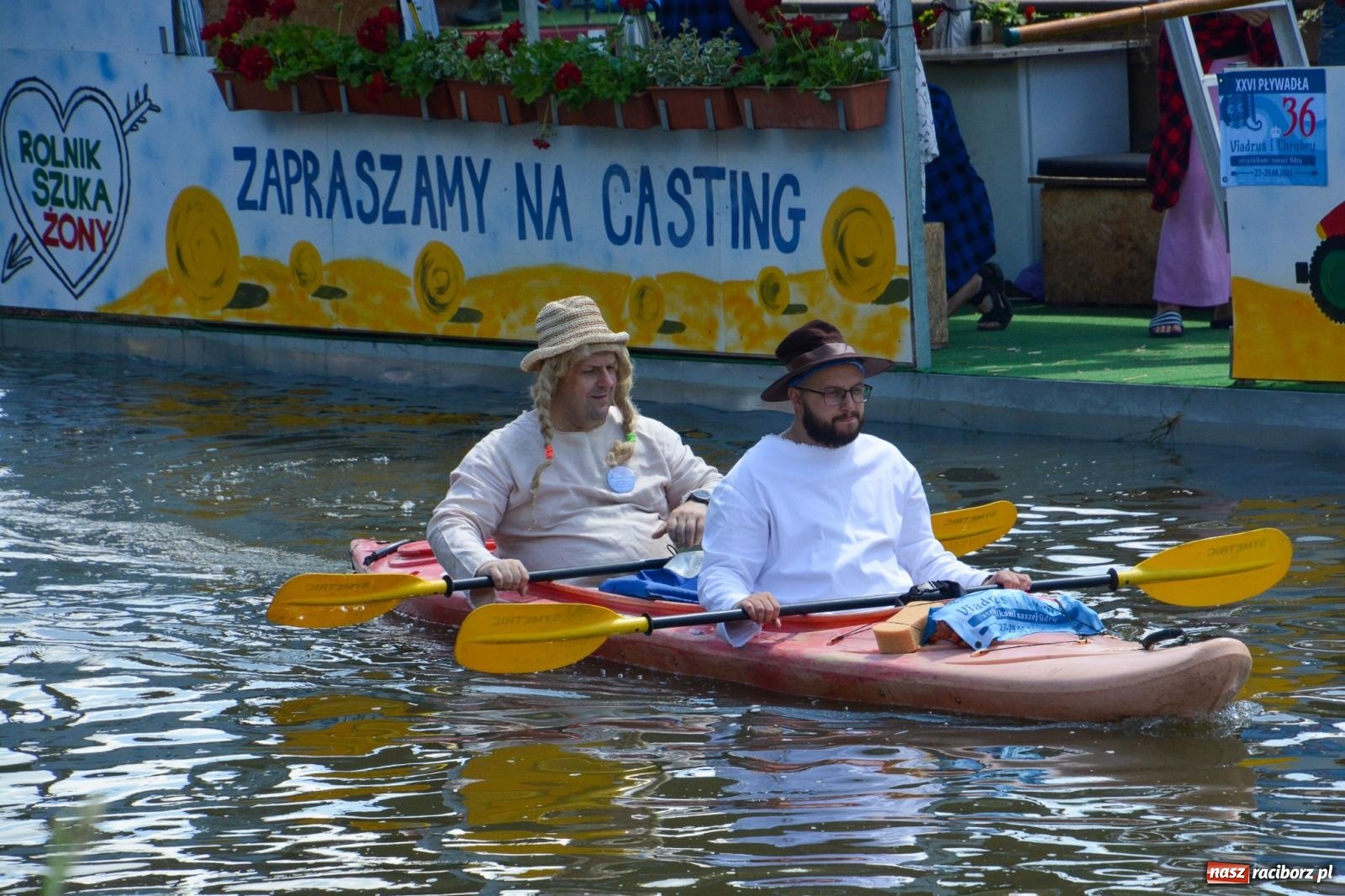 Zdjęcie w galerii na portalu naszraciborz.pl: Pływadła 2025 wypłynęły spod raciborskiego zamku. Viadrus i Chrobry symbolami Odry oraz I Misteria Piastorum na zamku wiadomości z regionu