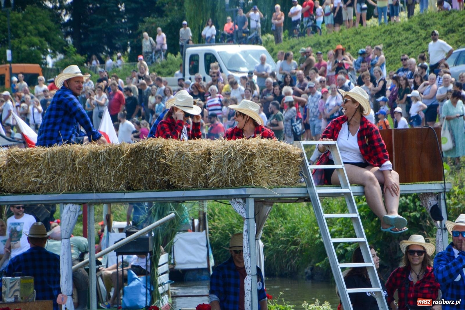 Zdjęcie w galerii na portalu naszraciborz.pl: Pływadła 2025 wypłynęły spod raciborskiego zamku. Viadrus i Chrobry symbolami Odry oraz I Misteria Piastorum na zamku wiadomości z regionu