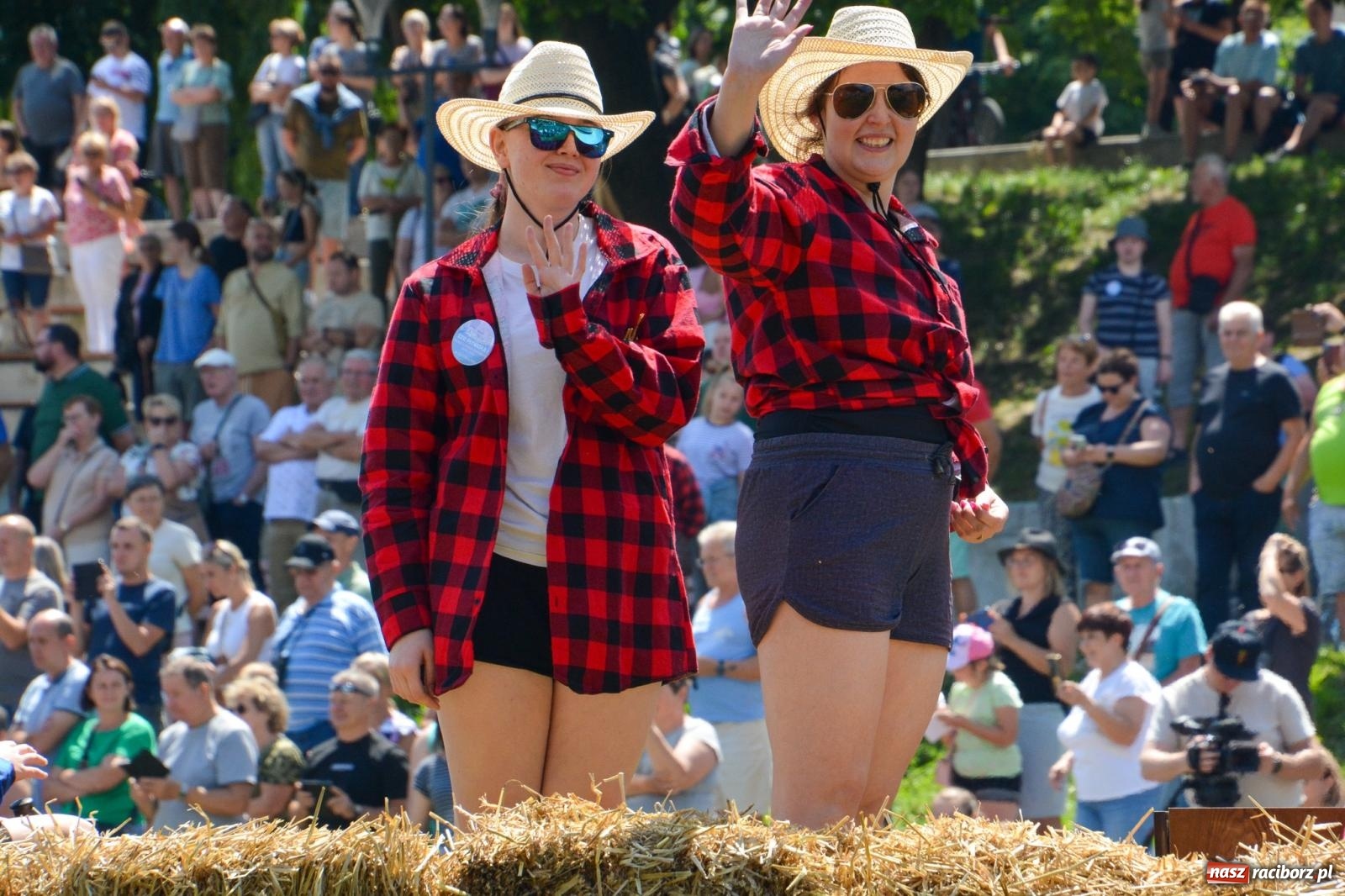 Zdjęcie w galerii na portalu naszraciborz.pl: Pływadła 2025 wypłynęły spod raciborskiego zamku. Viadrus i Chrobry symbolami Odry oraz I Misteria Piastorum na zamku wiadomości z regionu
