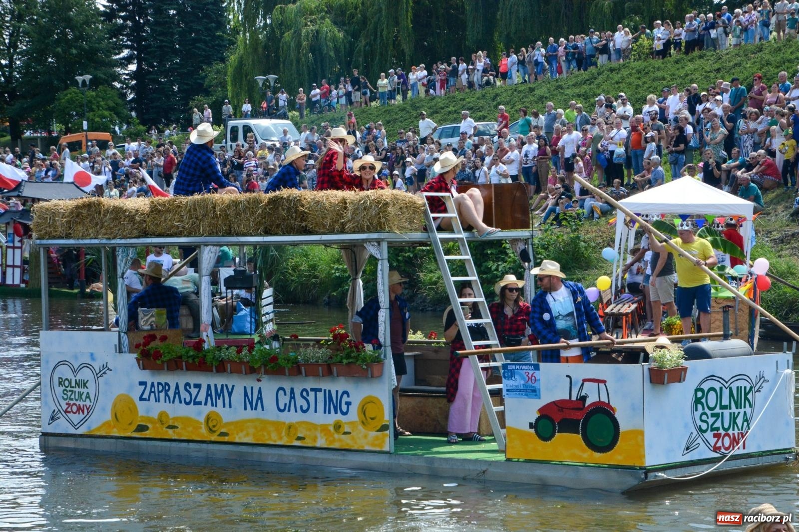 Zdjęcie w galerii na portalu naszraciborz.pl: Pływadła 2025 wypłynęły spod raciborskiego zamku. Viadrus i Chrobry symbolami Odry oraz I Misteria Piastorum na zamku wiadomości z regionu