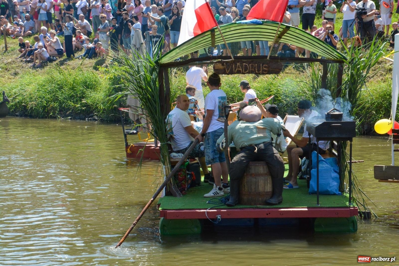 Zdjęcie w galerii na portalu naszraciborz.pl: Pływadła 2025 wypłynęły spod raciborskiego zamku. Viadrus i Chrobry symbolami Odry oraz I Misteria Piastorum na zamku wiadomości z regionu