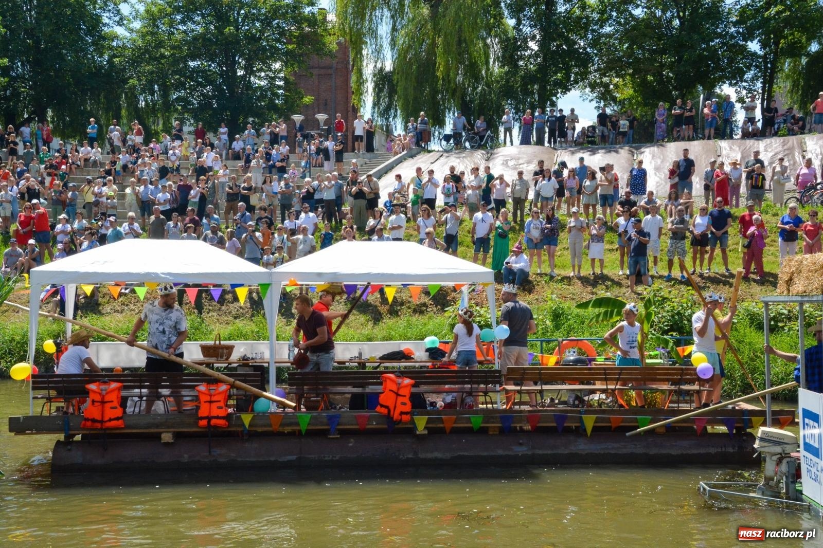 Zdjęcie w galerii na portalu naszraciborz.pl: Pływadła 2025 wypłynęły spod raciborskiego zamku. Viadrus i Chrobry symbolami Odry oraz I Misteria Piastorum na zamku wiadomości z regionu