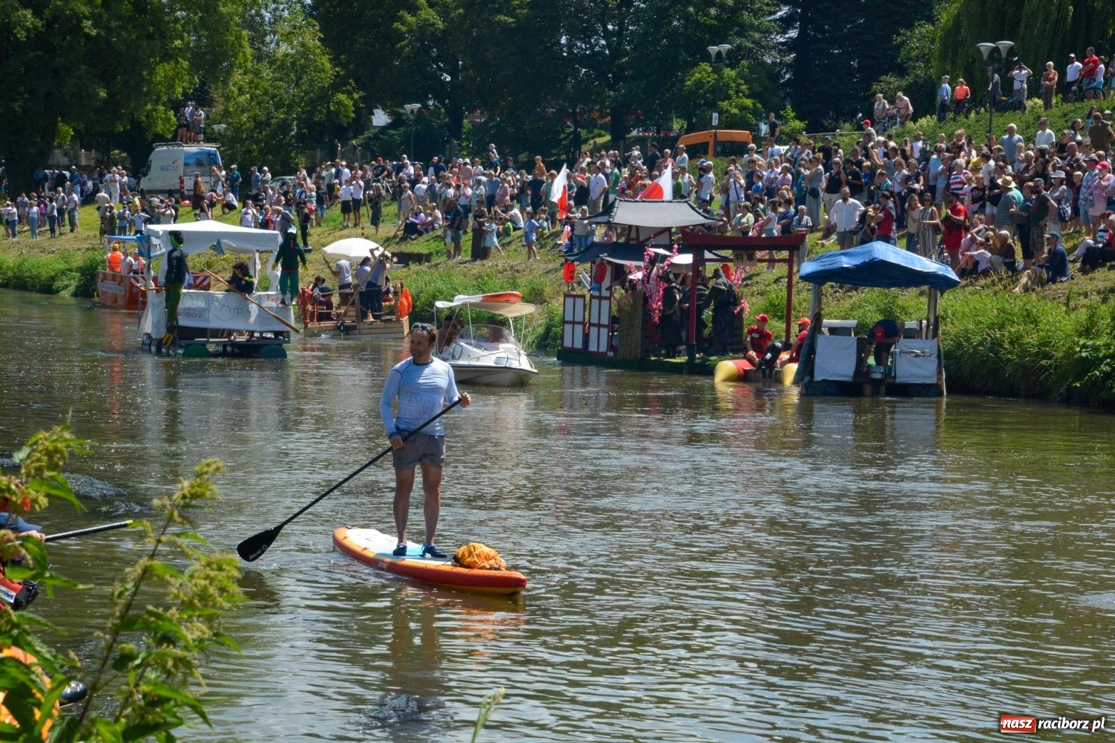 Zdjęcie w galerii na portalu naszraciborz.pl: Pływadła 2025 wypłynęły spod raciborskiego zamku. Viadrus i Chrobry symbolami Odry oraz I Misteria Piastorum na zamku wiadomości z regionu