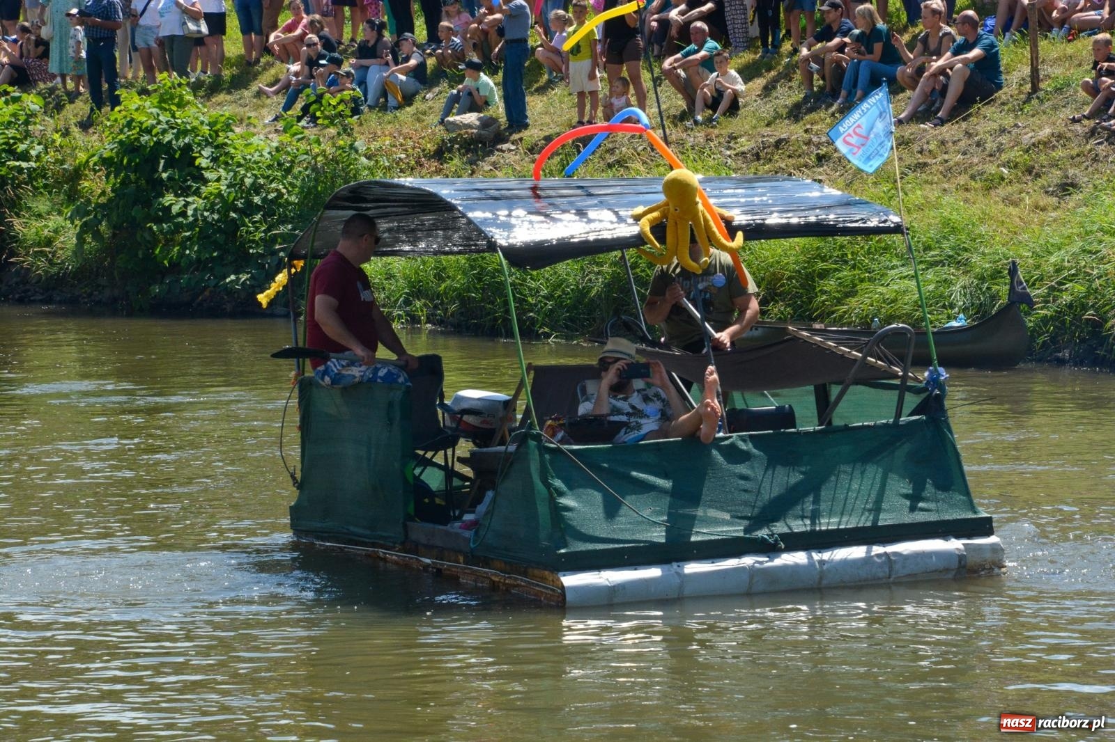 Zdjęcie w galerii na portalu naszraciborz.pl: Pływadła 2025 wypłynęły spod raciborskiego zamku. Viadrus i Chrobry symbolami Odry oraz I Misteria Piastorum na zamku wiadomości z regionu