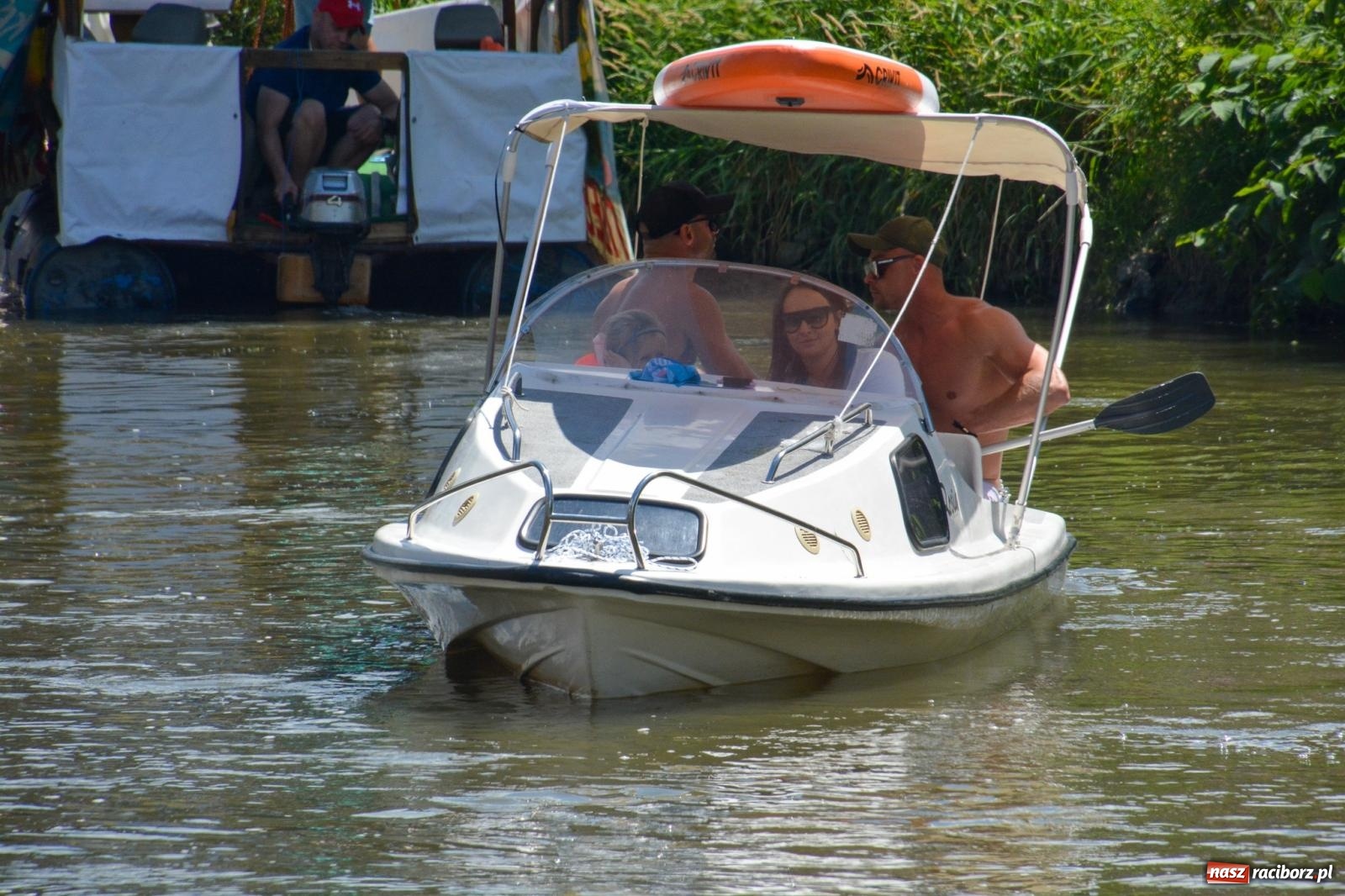 Zdjęcie w galerii na portalu naszraciborz.pl: Pływadła 2025 wypłynęły spod raciborskiego zamku. Viadrus i Chrobry symbolami Odry oraz I Misteria Piastorum na zamku wiadomości z regionu