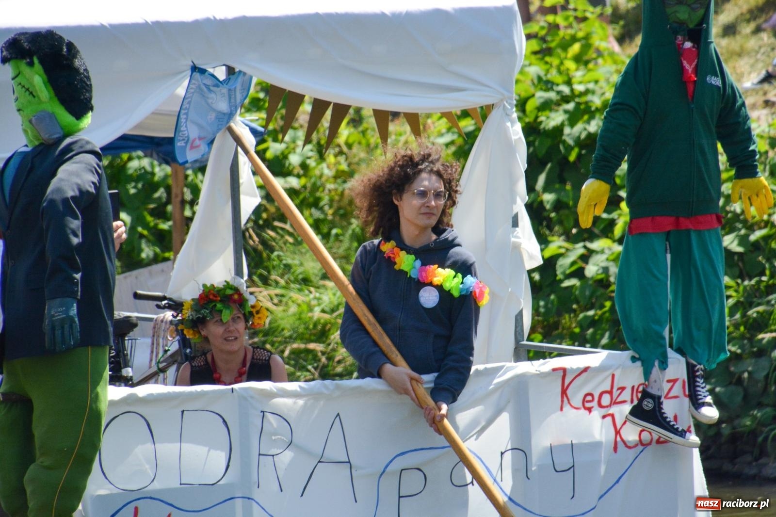 Zdjęcie w galerii na portalu naszraciborz.pl: Pływadła 2025 wypłynęły spod raciborskiego zamku. Viadrus i Chrobry symbolami Odry oraz I Misteria Piastorum na zamku wiadomości z regionu