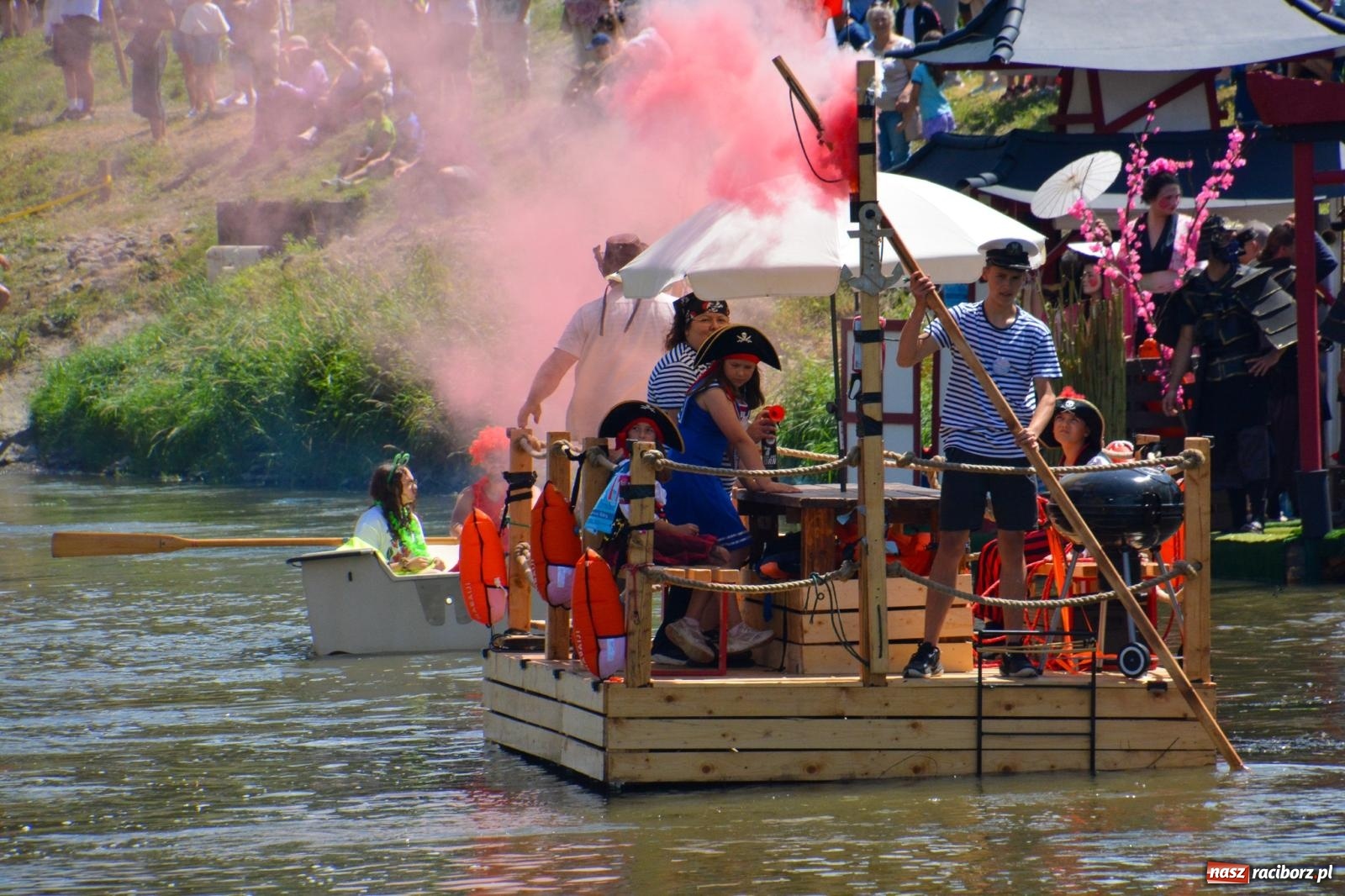 Zdjęcie w galerii na portalu naszraciborz.pl: Pływadła 2025 wypłynęły spod raciborskiego zamku. Viadrus i Chrobry symbolami Odry oraz I Misteria Piastorum na zamku wiadomości z regionu