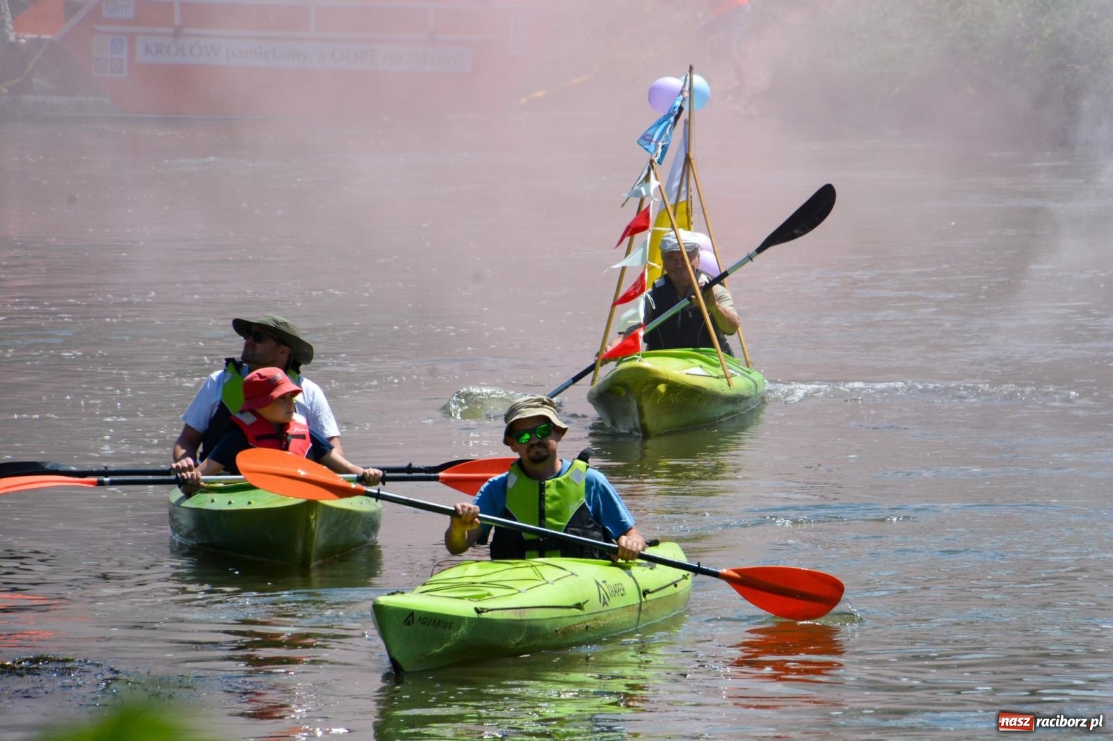 Zdjęcie w galerii na portalu naszraciborz.pl: Pływadła 2025 wypłynęły spod raciborskiego zamku. Viadrus i Chrobry symbolami Odry oraz I Misteria Piastorum na zamku wiadomości z regionu