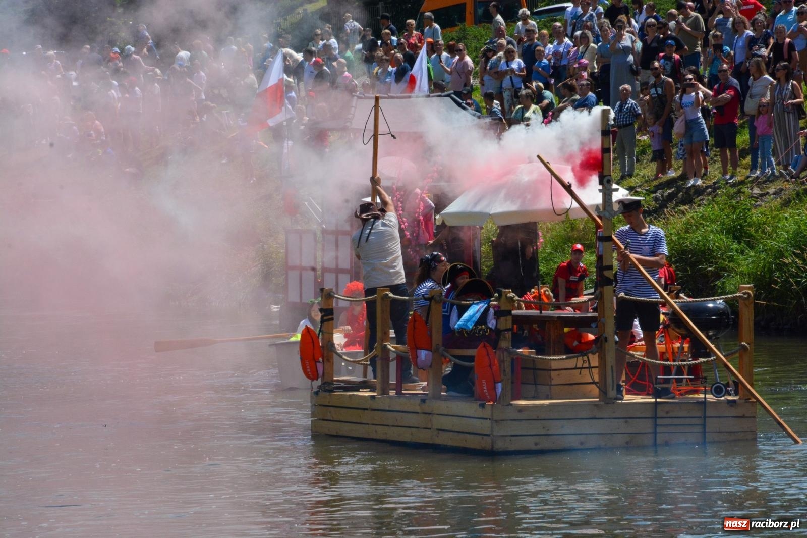 Zdjęcie w galerii na portalu naszraciborz.pl: Pływadła 2025 wypłynęły spod raciborskiego zamku. Viadrus i Chrobry symbolami Odry oraz I Misteria Piastorum na zamku wiadomości z regionu