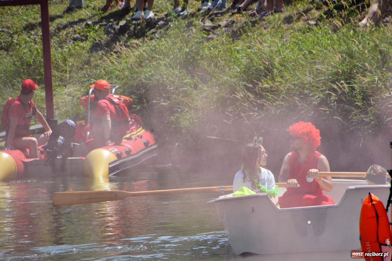 Zdjęcie w galerii na portalu naszraciborz.pl: Pływadła 2025 wypłynęły spod raciborskiego zamku. Viadrus i Chrobry symbolami Odry oraz I Misteria Piastorum na zamku wiadomości z regionu