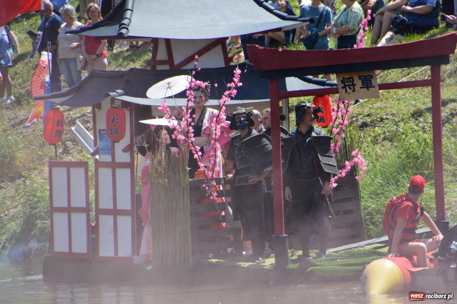 Zdjęcie w galerii na portalu naszraciborz.pl: Pływadła 2025 wypłynęły spod raciborskiego zamku. Viadrus i Chrobry symbolami Odry oraz I Misteria Piastorum na zamku wiadomości z regionu